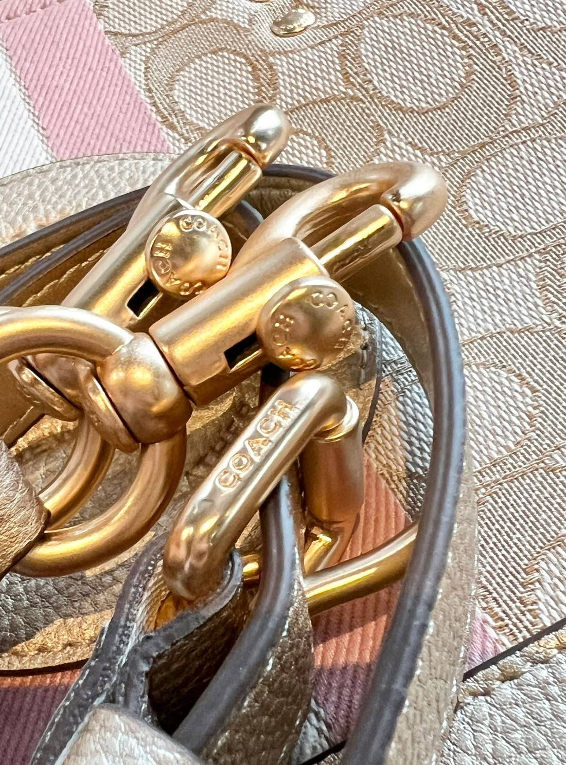 COACH DEMPSEY CARRYALL IN SIGNATURE JACQUARD WITH STRIP AND COACH PATCH((CE984)) ใบใหญ่ สีผู้ดีขับผิวมากๆเลยค่า😘 พร้อมส่งที่ไทย สีใหม่ล่าสุด2023! กับกระเป๋าทรงtote