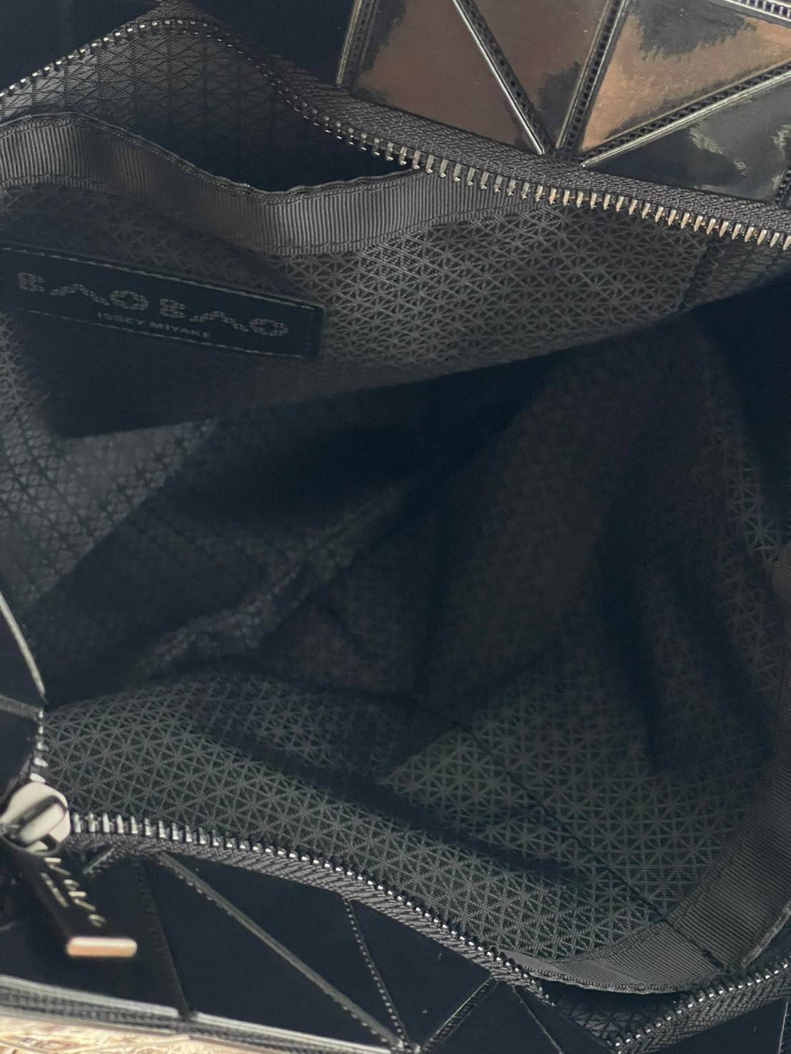 Bao Bao Issey Miyake ROCK MATTE ซีรีส์นี้จะเป็นทรงสี่เหลี่ยมผืนผ้า มีซิปปิดด้านบน ถือเป็นรุ่นที่เหมาะกับการใช้งานในชีวิตประจำวัน สามารถพับมุมและบริเวณด้านล่างของกระเป๋าเพื่อเพิ่มความสะดวกสบายในการใช้งาน ทั้งยังช่วยให้วางกระเป๋าในแนวตั้งได้อีกด้วย แผ่นต่อส