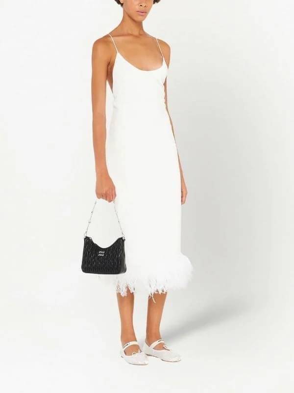 MIU MIU matelasse nappa leather shoulder bag กระเป๋าสะพายข้าง สายสะพายประดับไข่มุกและคริสตัล ให้ความละมุม ลุคคุณหนูน่ารักสุดๆคะ