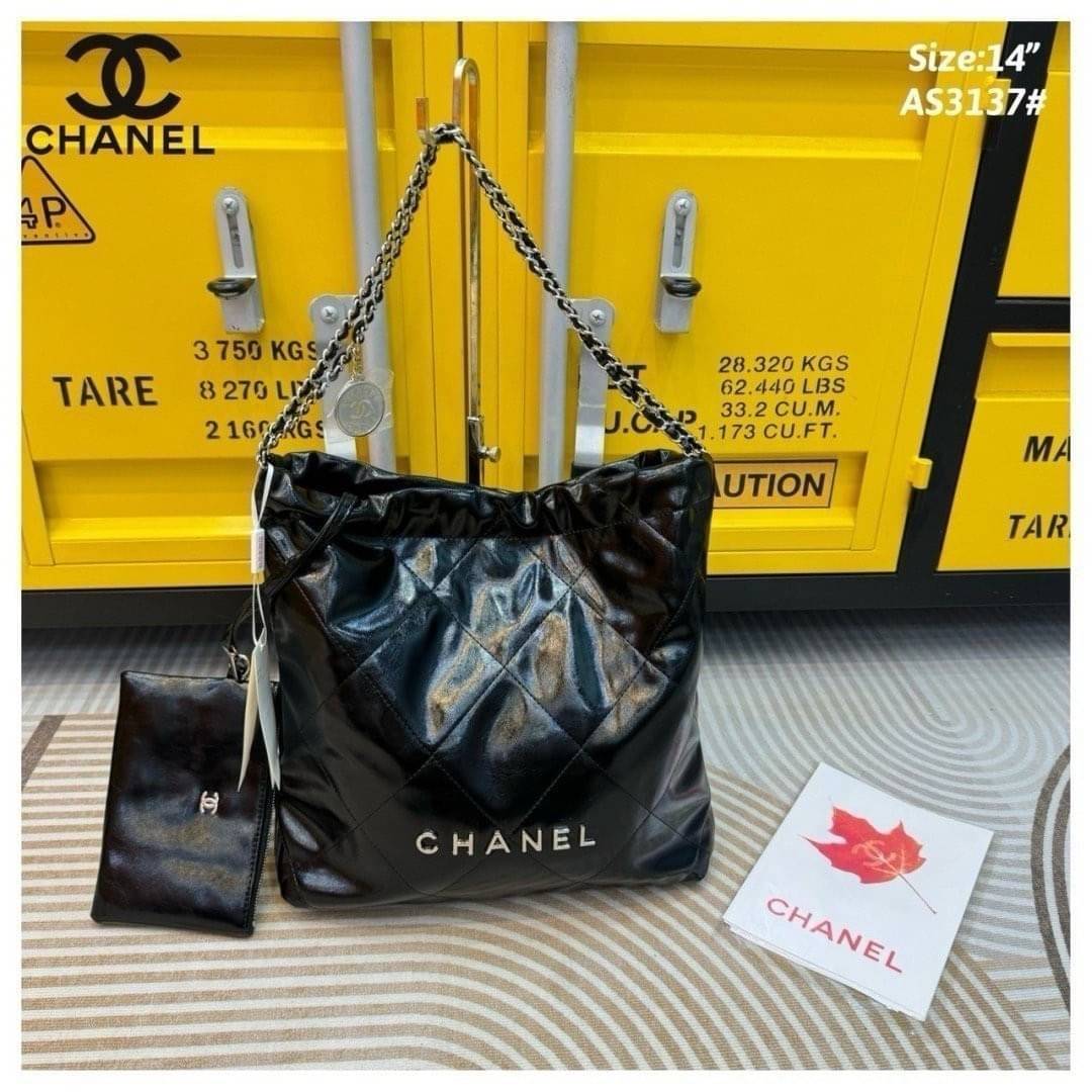 CHANEL 22 Handbag กระเป๋าสะพายทรงโท้ทรุ่นใหม่ ที่ได้รับการตอบรับดีมาก เกินต้านที่สุดกับไอเท็มนี้ ที่สาวๆหรือใครๆก็ต้องมีแล้ว!! แค่เห็นก็หลงรัก