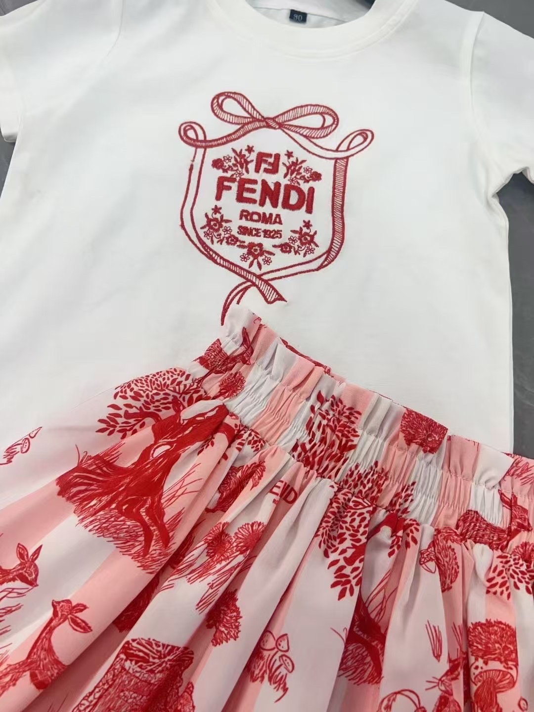 สลับแท้ เกรดเทพ Size 90-150 เสื้อผ้าเด็กแบรนด์เนม FENDI Jersey junior T-shirt + Junior Skirt Poplin งาน 1:1 เซตงานเสื้อยืดขาวกับกระโปรงลายผ้าชนะเลิศ เนื้อผ้าการันตีความพรีเมียม