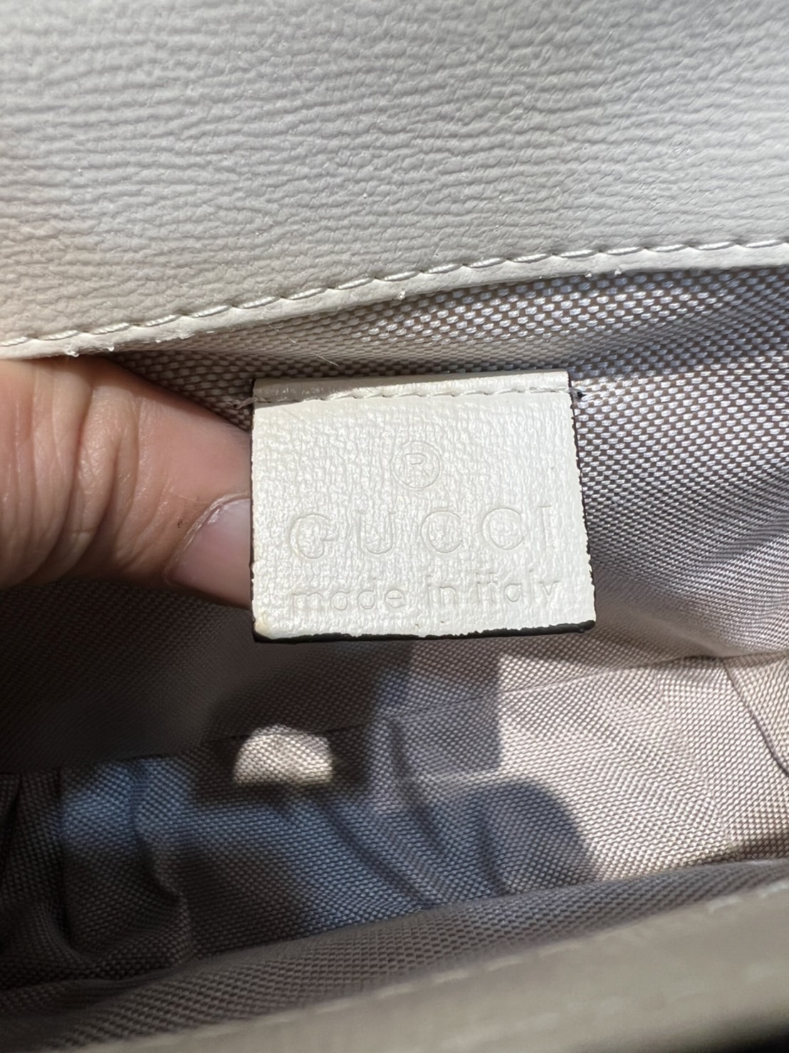 หนังแท้ GUCCI Horsebit 1955 mini bag GG Supreme canvas ที่สุดของรุ่นที่ฮอตหนักมาก คอลเลคชั่นที่ยอดขายดีตั้งแต่วันแรกที่ลง shop ด้วยรูปทรงที่กะทัดรัด ตอบโจทย์ได้ทุกลุค ทุกไลฟ์สไตล์ ใช้งานได้ง่ายคล่องตัว เรียกได้ว่าใครไม่มีได้ยังไง สวยขนาดนี้!!