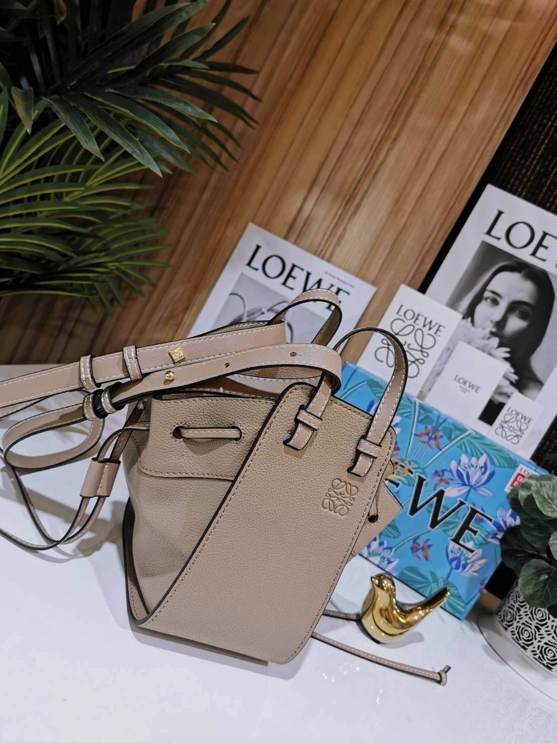 LOEWE HANDLE & SHOULDER BAG GIFT WITH PURCHASE (GWP) กระเป๋าถือหรือสะพายหนังแท้พรีเมี่ยมกิ๊ฟ Limited จาก LOEWE PERFUME DUTYFREE รุ่น Rare items สุดๆวัสดุหนังแท้ Calfskin หนังสวยดีไซน์คงเอกลักษณ์แบรนด์ สามารถปรับใช้ได้หลายทรงด้านข้างมีหูรูดปรับขยายทรงได้ภา