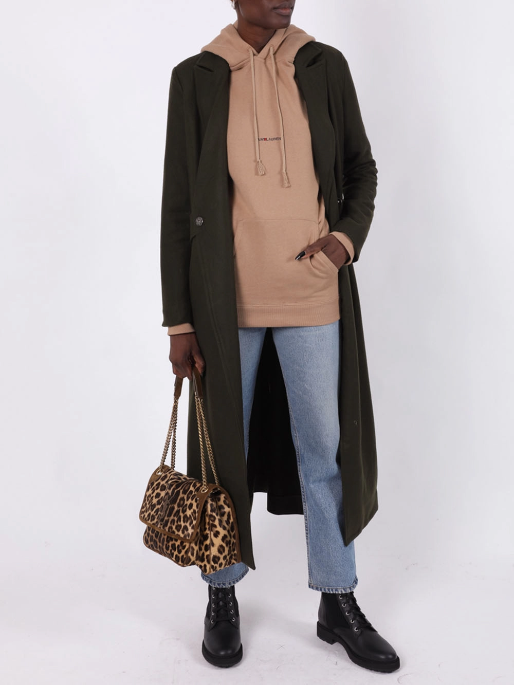 YSL Medium Leopard Niki Shoulder Bag / Saint Laurent Niki medium animal print shoulder bag กระเป๋าสะพายรุนใหม่ล่าสุด ลาย Leopard โดดเด่น งานสวย ด้านหน้าประดับโลโก้แบรนด์ และมีช่องสำหรับเก็บของที่หยิบใช้บ่อย ตอบโจทย์การใช้ชีวิตระหว่างวันได้ดีมากๆ สายสพายดี