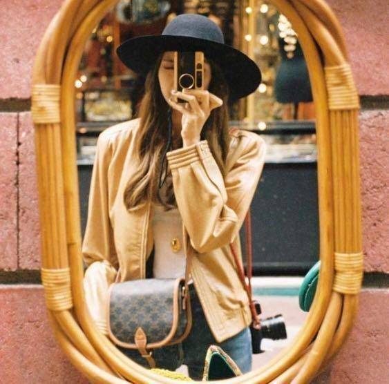 CELINE Folco bag in Triomphe canvas and Leather กระเป๋าสะพายข้าง รุ่นตามหาเข้าเพิ่มเติมสต๊อกพร้อมส่งแล้วค่าสาวๆ รุ่นยอดฮิต ขายดีไม่มีตก ทรงสวยโดดเด่นเป็นเอกลักษณ์ ดีไซน์โค้งมนสวยงาม