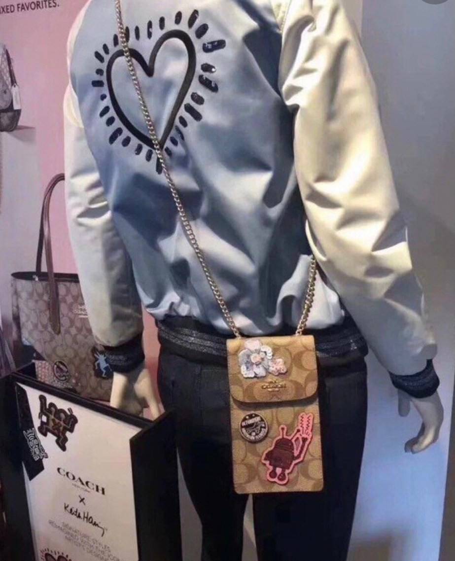 COACH PHONE CASE CROSSBODY BAG ((73486//76988//76357//39955//91046)) COACH NORTH/SOUTH CROSSBODY IN SIGNATURE CANVAS กระเป๋าใส่โทรศัพท์รุ่นนี้ มีความโดดเด่นทั้งดีไซน์และคุณสมบัติในการใช้งาน ด้วยลวดลายที่มีซิกเนเจอร์เป็นเอกลักษณ์แล้ว ด้านหลังยังมีช่องใส่กา