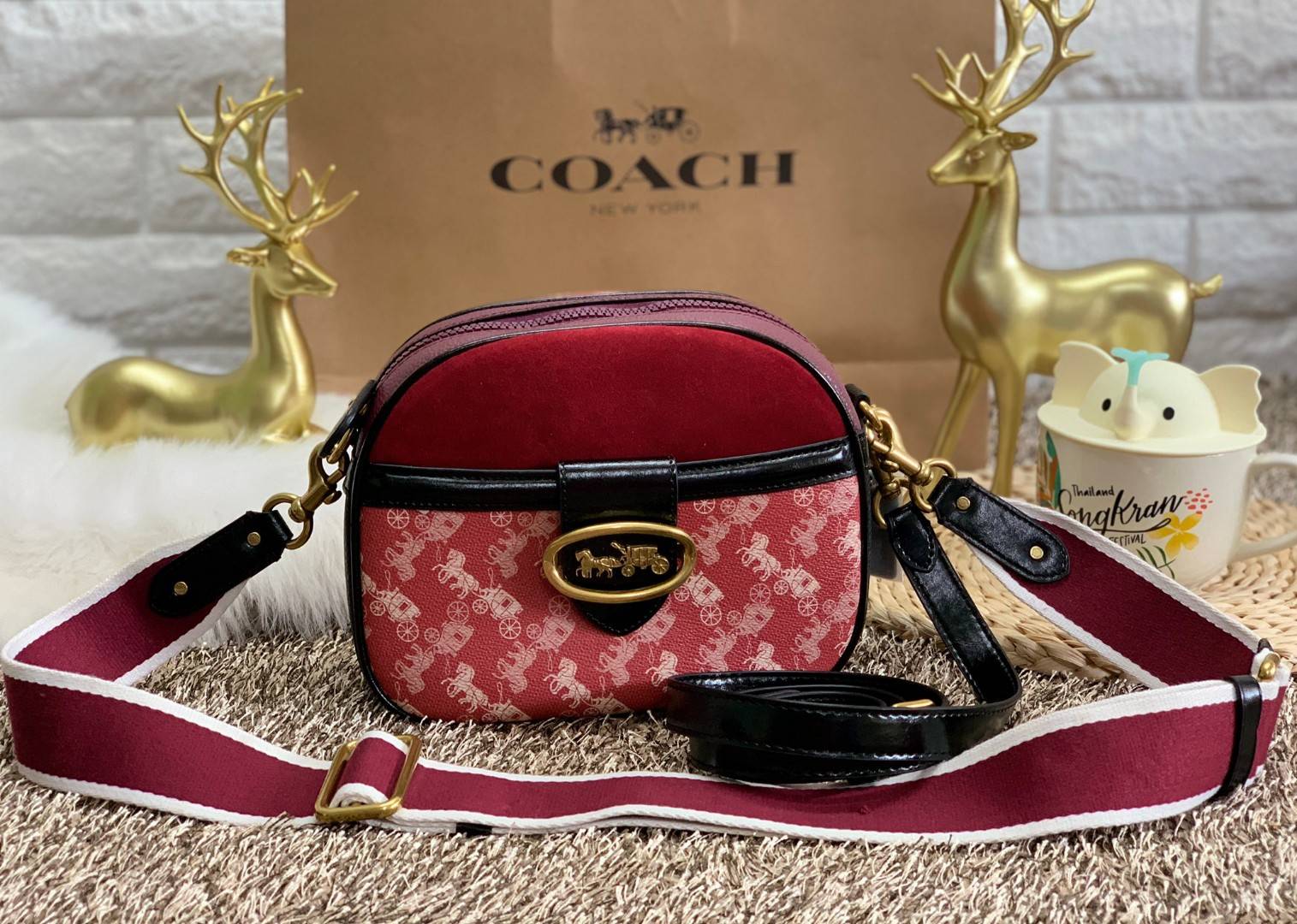 COACH KAT CROSSBODY WITH HORSE AND CARRIAGE PRINT ((88480//88544)) พร้อมส่งค่ะ! กระเป๋าสะพายแบบครอสบอดี้ร์ หนังแท้อย่างดี ตัวกระเป๋าเก๋ด้วยการพิมพ์ลายรถม้าค่ะ ด้านหน้ามีช่องกระดุมแม่เหล็กสำหรับใส่ของจุกจิกได้ พร้อมโลโก้แบรนด์สุดหรู