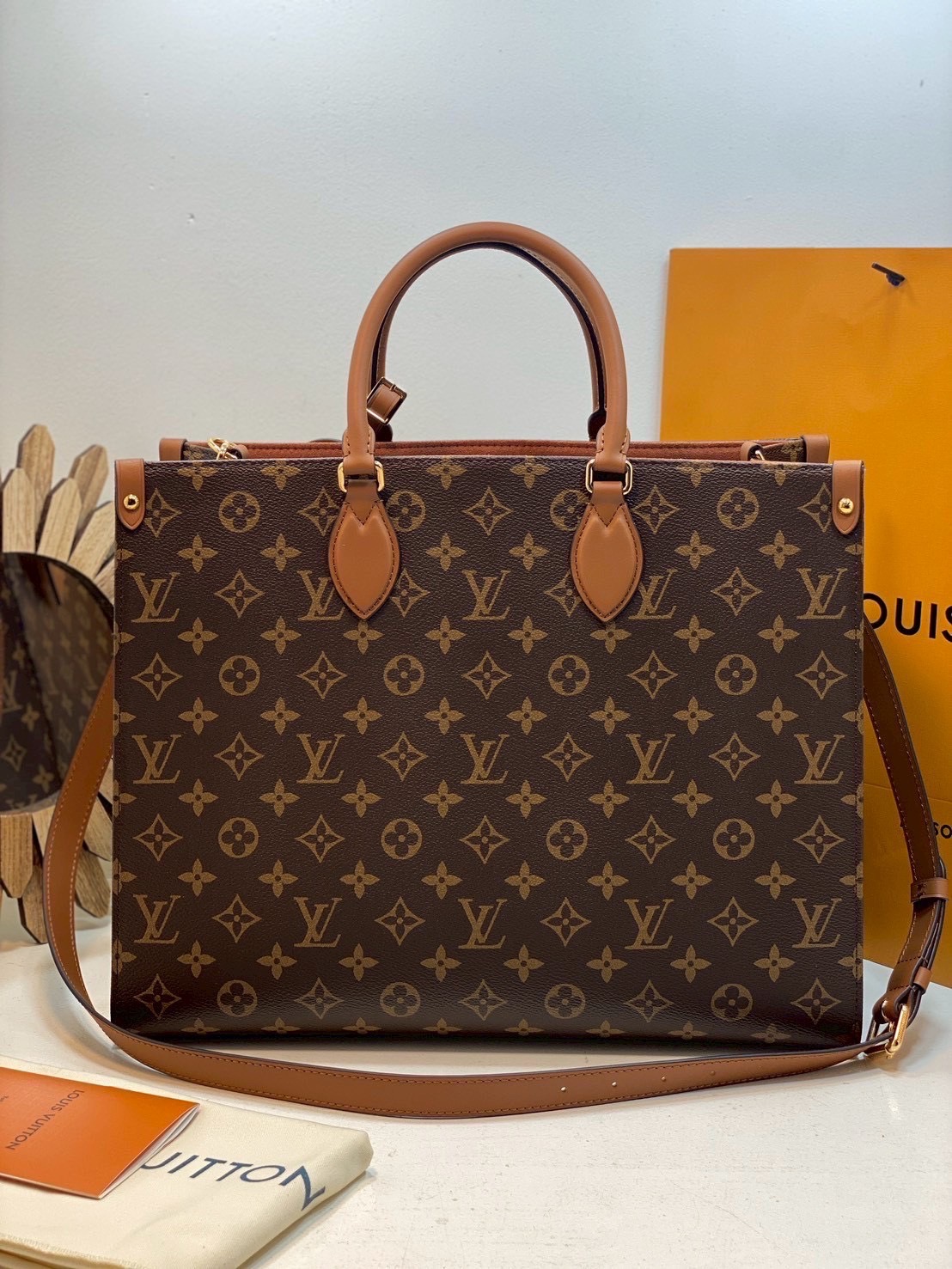 TOP ORI หนังแท้ | LV OnTheGo Organizer Bag 37cm กระเป๋าสะพายทรงโท้ทใบใหญ่ คู่หูที่สมบูรณ์แบบสำหรับชีวิตในเมือง รังสรรค์จาก Monogram แคนวาสอันเป็นเอกลักษณ์ของเมซง
