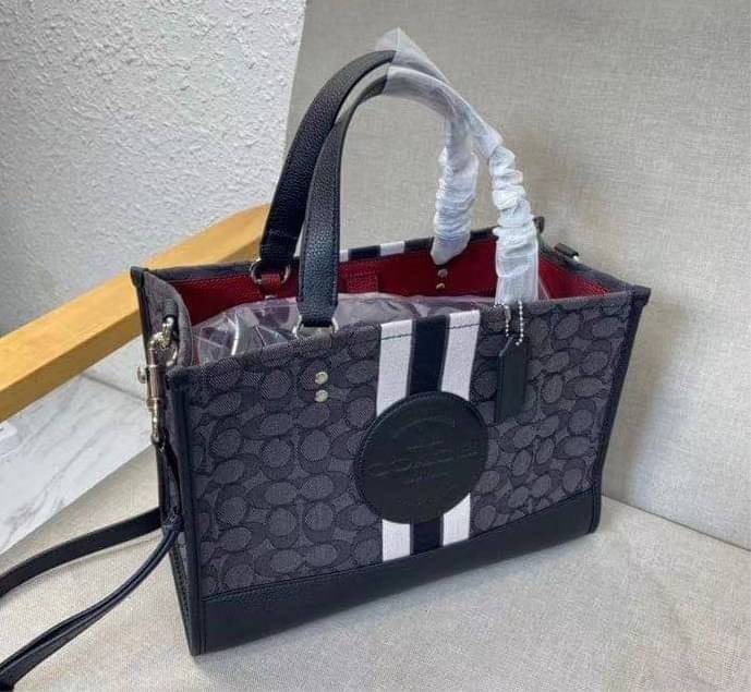 พร้อมส่ง 4ลาย 🌈ไม่มีในช๊อปไทยจร้าา😘 COACH DEMPSEY CARRYALL IN SIGNATURE JACQUARD WITH STRIPE AND COACH PATCH (C2826,C1527,C4113) พร้อมส่งความสวย! คุณภาพจัดเต็มค่ะ กระเป๋าทรงTote วัสดุ Jackquard+หนังแท้ ได้ลงตัวสวยงาม ด้านหน้ามีโลโก้แบรนด์ว