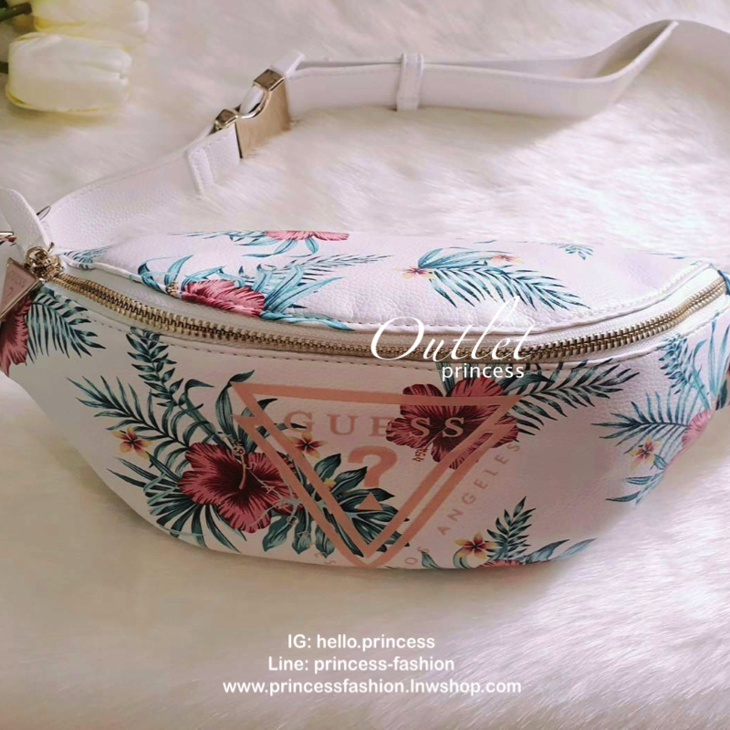 GUESS FERNANDA LOGO FANNY PACK กระเป๋าหนังนิ่มคาดเอว/อกพิมพ์ลายดอกไม้ดูอ่อนหวาน ด้านหน้าปั๊มโลโก้แบรนด์ทรงสามเหลี่ยม ตัวกระเป๋าเปิดปิดด้วยซิปใช้งานง่าย ภายในกระเป๋าโล่งกว้าง สามารถใส่มือถือได้ทุกรุ่น จุของได้เยอะ รับรองถูกใจสาวๆแน่นอนจ้า