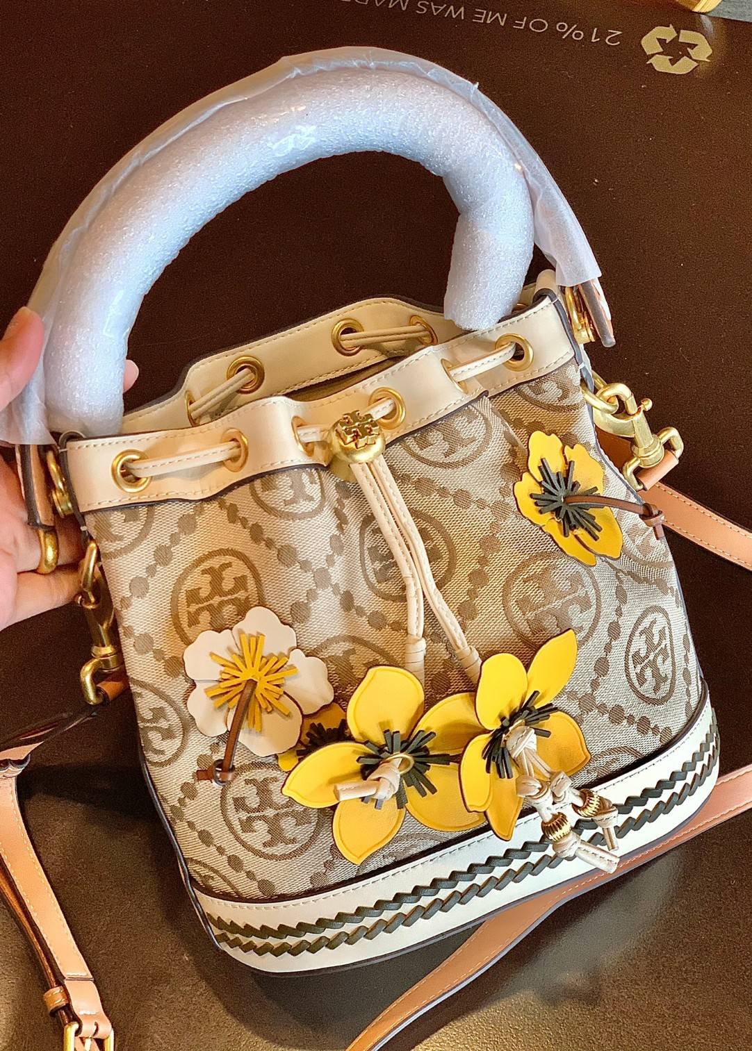 สวยโดดเด่น แต่แฝงความร่วมสมัยค่ะ! TORY BURCH CASUAL STYLE 3WAY LEATHER PURSES ELEGANT CROSSBODY((88963)) 🌼🌼🌼 พร้อมส่ง ห้ามพลาดเลยจริงๆค่ะ! กระเป๋าทรงถัง วัสดุ Jacquardทอล่ยแบรนด์+ขอบหนังแท้ เพิ่มดีเทลแบบถุกเข้ามาได้สวยโดดเด่น สะดุด