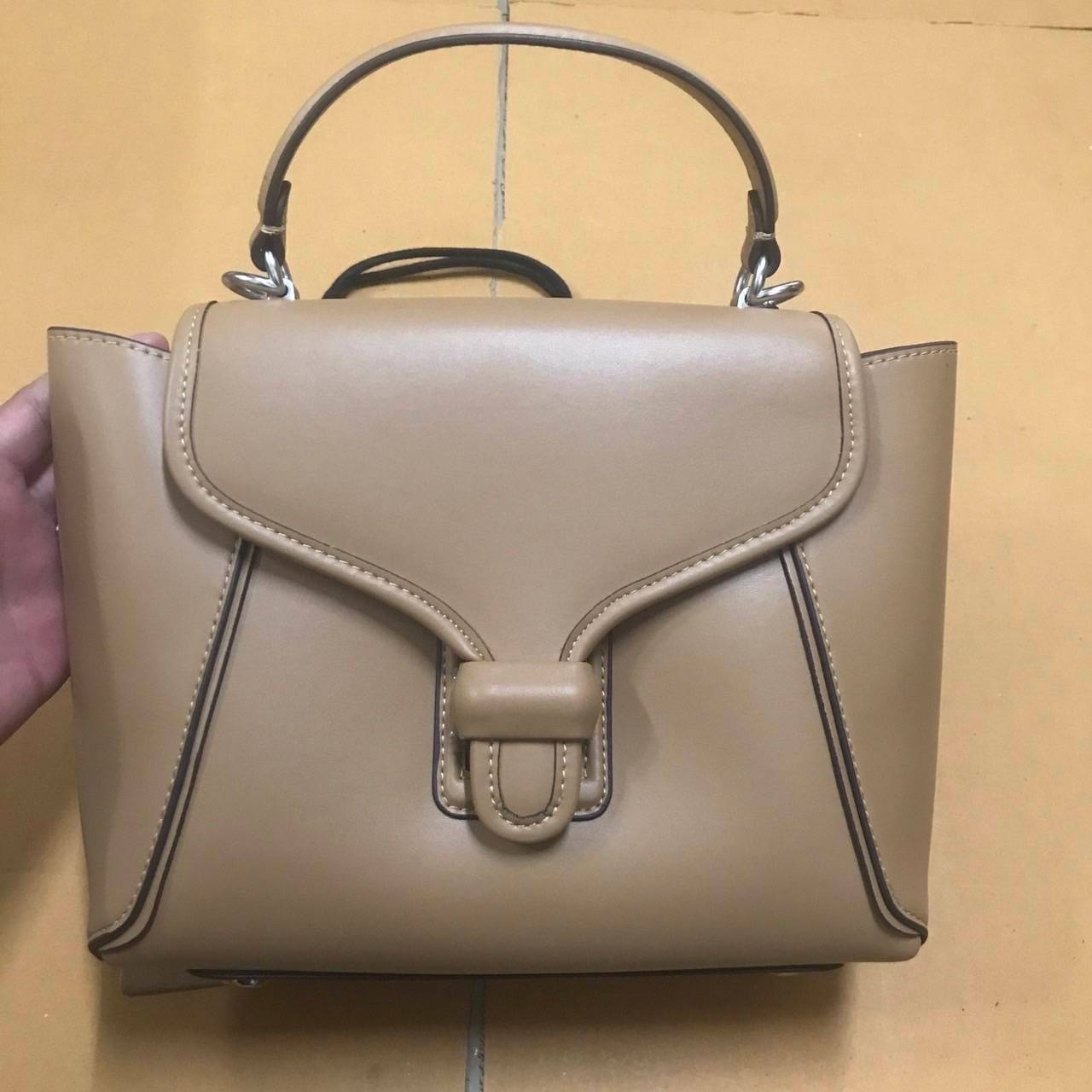 COACH COURIER CARRYALL 23 IN COLORBLOCK SIGNATURE CANVAS พร้อมส่ง 7 แบบ พร้อมส่ง ลุคดูไฮสุดๆค่ะ! กระเป๋าสะพายหนังหรูหราและคลาสสิค หนังแท้ชั้นดีที่สุด น้ำหนักเบา หนังสวยมากก สัมผัสแล้วหลงรักแน่นอนจ้าา😘