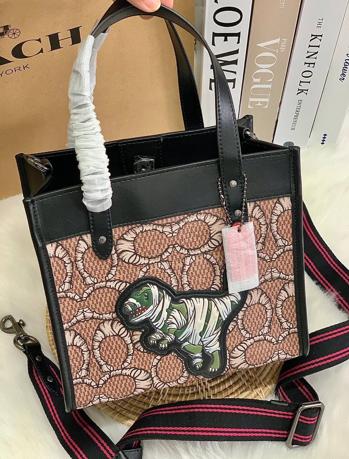 มาสคอตที่รัก 💋 ยังไม่เข้าช๊อปไทย สวยก่อนใครไปเลยจร้าา COACH X MICHAEL B. JORDAN FIELD TOTE 22 IN MUMMIFIED SIGNATURE CANVAS WITH REXY ((C6971)) พร้อมส่งที่ไทยทันทีค่ะ! MICHAEL B.JORDAN ร่มมือกับCoach ออกแบบกระเป๋าทรงTote กนังแท้นิ่มมือ ใหม่ลาสุดมา