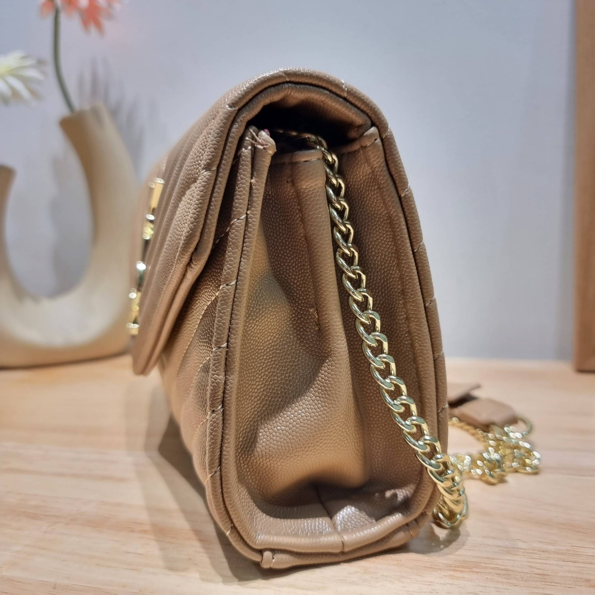 YSL WOC 9 ไม่เคยผิดหวังจริงๆ!! กับรุ่นที่สาวๆรู้กัน Yves Saint laurent clutch bag with chain กระเป๋าสะพายทรง woc สุดฮอต ดีไซน์เรียบหรู โดดเด่นด้วยโลโก้ด้านหน้า