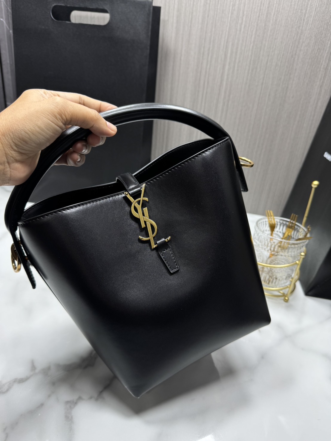 TOP ORI หนังแท้ | YSL Le 37 in shiny leather bag / YSL Bucket Bag กระเป๋าสะพายทรงทรงถัง โดดเด่นด้วยตัวปิดแบบตะขอ Cassandre พร้อมหูจับด้านบน และสายสะพายไหล่แบบปรับได้และถอดออกได้