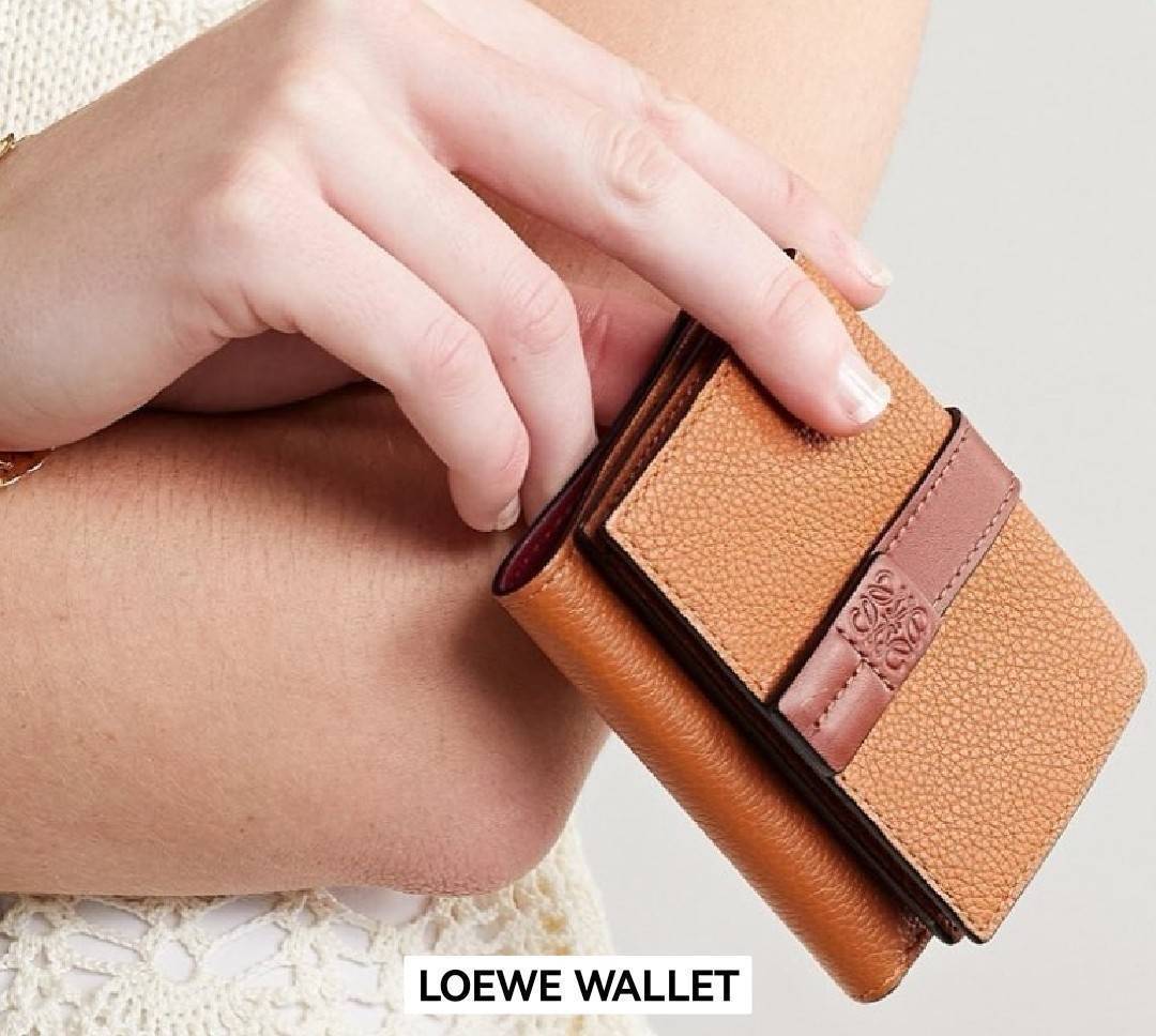 LOEWE SHORT WALLET VIP กระเป๋าสตางค์โลเอเว่ วัสดุหนังแท้เทคเจอร์สวยอยู่ทรงปั้มโลโก้แบรนด์ด้านหน้าเปิดปิดด้วยกระดุม ภายในมีทั้งช่องใส่รูป ช่องใส่ธนบัตร ใส่แบงก์พัน ช่องใส่บัตรหลายช่อง มีช่องซิปใส่เหรียญ พกพาสะดวกไอเท็มแนะนำสวยน่าใช้ พร้อมส่งที่ไทยสุดคุ้มห้
