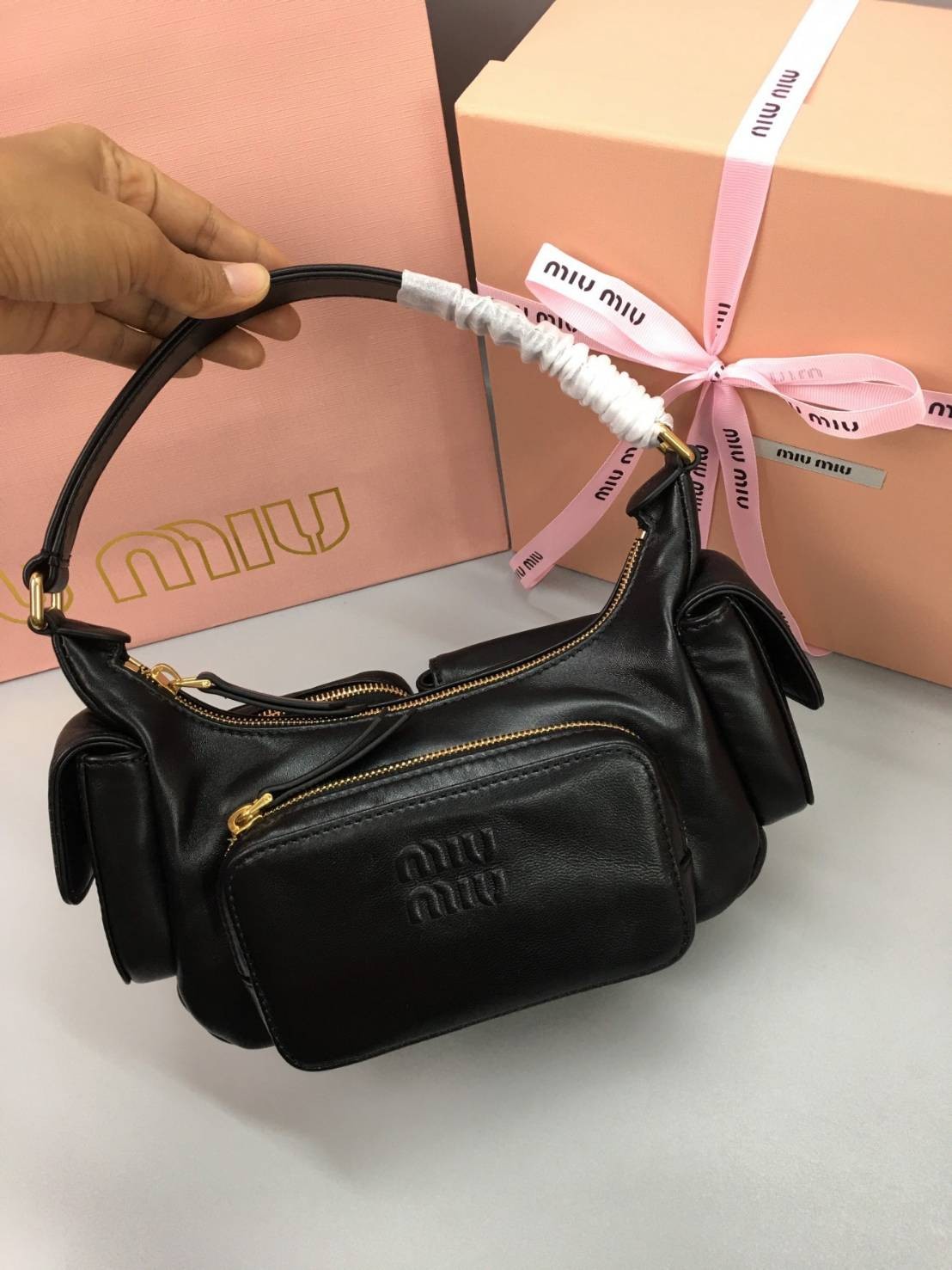MIU MIU Nappa leather Pocket bag กระเป๋าถือสะพาย เกรดออริ ท็อป vip 1:1 เกรดงานปราณีตละเอียด หนังสวย เกรดดีสุด ใช้งานต่างประเทศได้