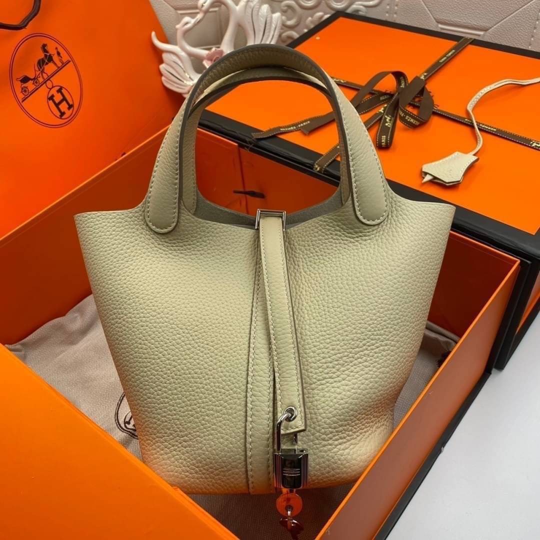 หนังแท้ Hermes Picotin Lock 18 bag กระเป๋าถือแบรนด์หรูระดับโลก งานเกรดออรินอล หนังแท้ทั้งใบ หนังมีลายทอริลลอนคล้ายของจริง มาพร้อมตัวล็อคเคลลี่ Kelly lock รูปทรงเรียบแต่หรู ใช้งานได้ทุกโอกาส ถือง่าย ใช้งานง่าย ภายในโล่งกว้าง ภาพสินค้าถ่ายจากงานขายจริง ใช้ง