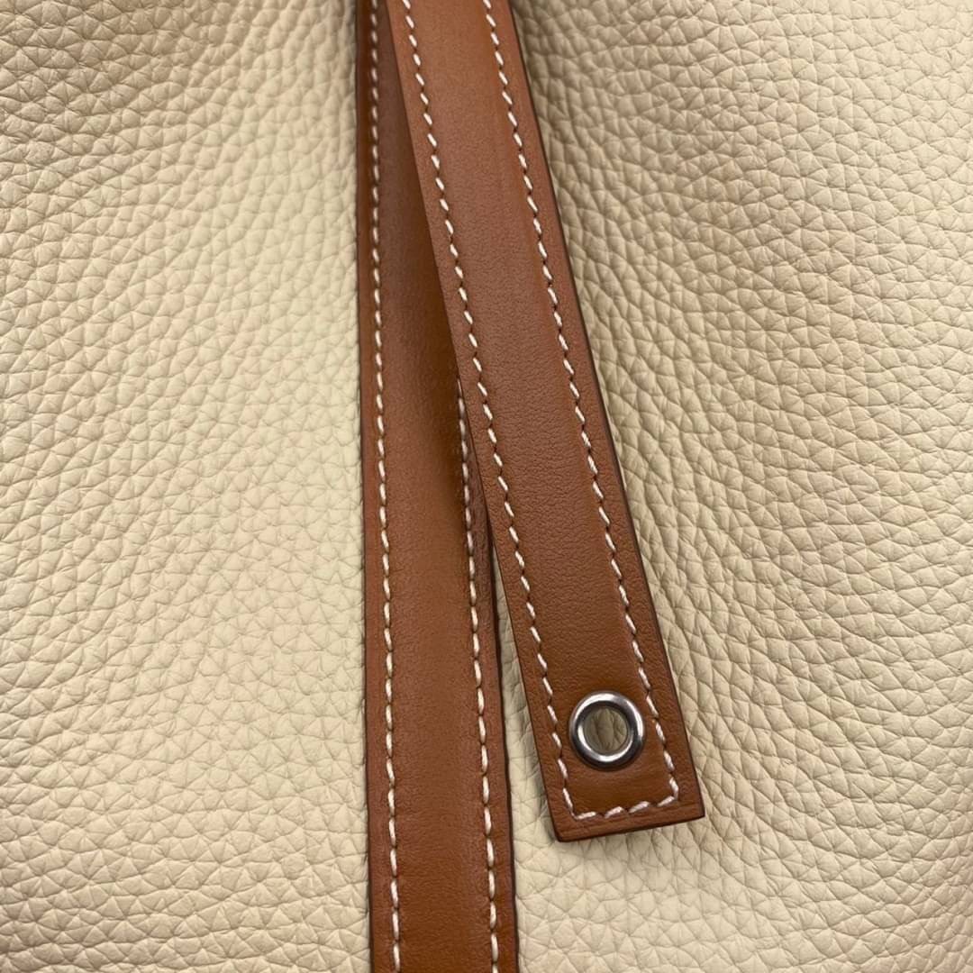 หนังแท้ Hermes Picotin Lock 18 bag กระเป๋าถือแบรนด์หรูระดับโลก งานเกรดออรินอล หนังแท้ทั้งใบ หนังมีลายทอริลลอนคล้ายของจริง มาพร้อมตัวล็อคเคลลี่ Kelly lock รูปทรงเรียบแต่หรู ใช้งานได้ทุกโอกาส ถือง่าย ใช้งานง่าย ภายในโล่งกว้าง ภาพสินค้าถ่ายจากงานขายจริง ใช้ง