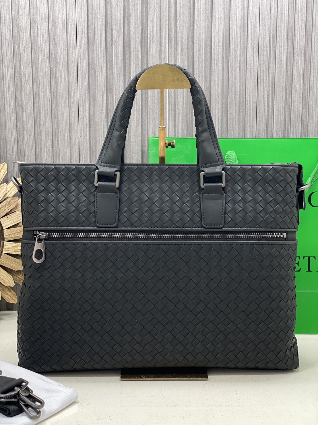 ORI หนังแท้ | Bottega Veneta Getaway Briefcase / Bottega Messenger Bag กระเป๋าใส่เอกสาร กระเป๋าทรงแมสเซ็นเจอร์ สวยเรียบหรูคลาสสิกเป็นเอกลักษณ์ โดดเด่นด้วยงานสานตาราง ดีไซน์เรียบง่าย แต่ดูแพง