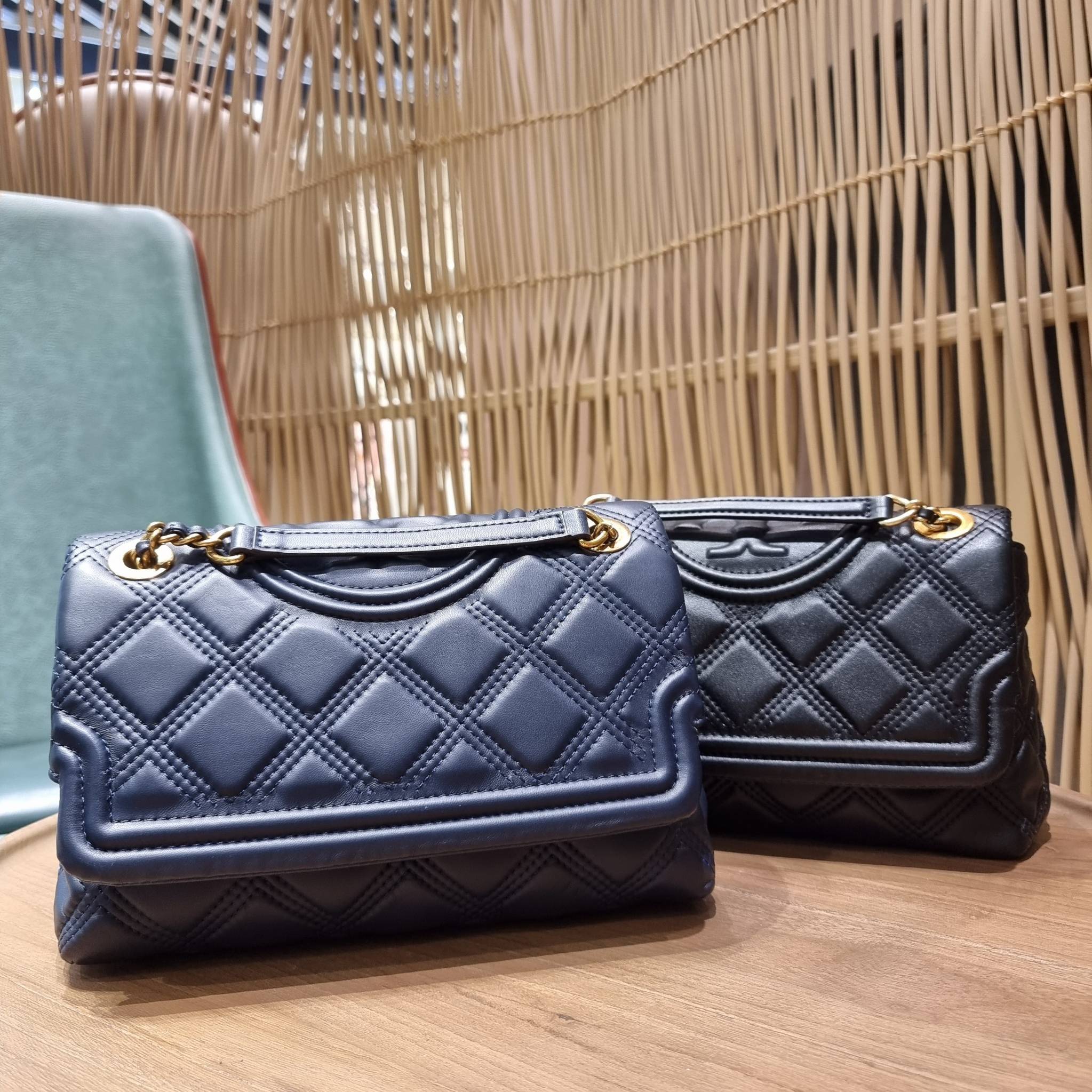 TORY BURCH FLEMING SOFT CONVERTIBLE SHOULDER BAG รุ่นหายากที่สาวๆตามหา มาพร้อมเสิร์ฟความสวยถึงบ้านไปเลยจ้า รอบนี้คัดสีสวยๆมาให้ได้ช้อปกันอย่างจุใจไปเลย กระเป๋าสะพายไหล่ หนังแท้นิ่มเต็มใบ สวยหรูดูแพง เปิด-ปิดด้วยตัวกดล็อคแน่นหนา สายสะพายในตัวปรับใช้ได้ 2 แ