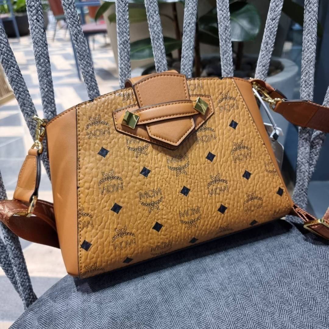 M.C.M ESSENTIAL VISETOS ORIGINAL SMALL CROSSBODY BAG กระเป๋าสะพายข้าง ขนาดกำลังดี สวยอยู่ทรง ดีไซน์เป็นเอกลักษณ์ วัสดุหนังแคนวาสสลับหนังแท้ พริ้นท์ลายเต็มใบ ดูหรูมาก!! เปิด-ปิดกระเป๋าด้วยสายคาดแม่เหล็ก และซิปรูดกันของหล่น มาพร้อมสายสะพาย crossbody ปั๊มลาย