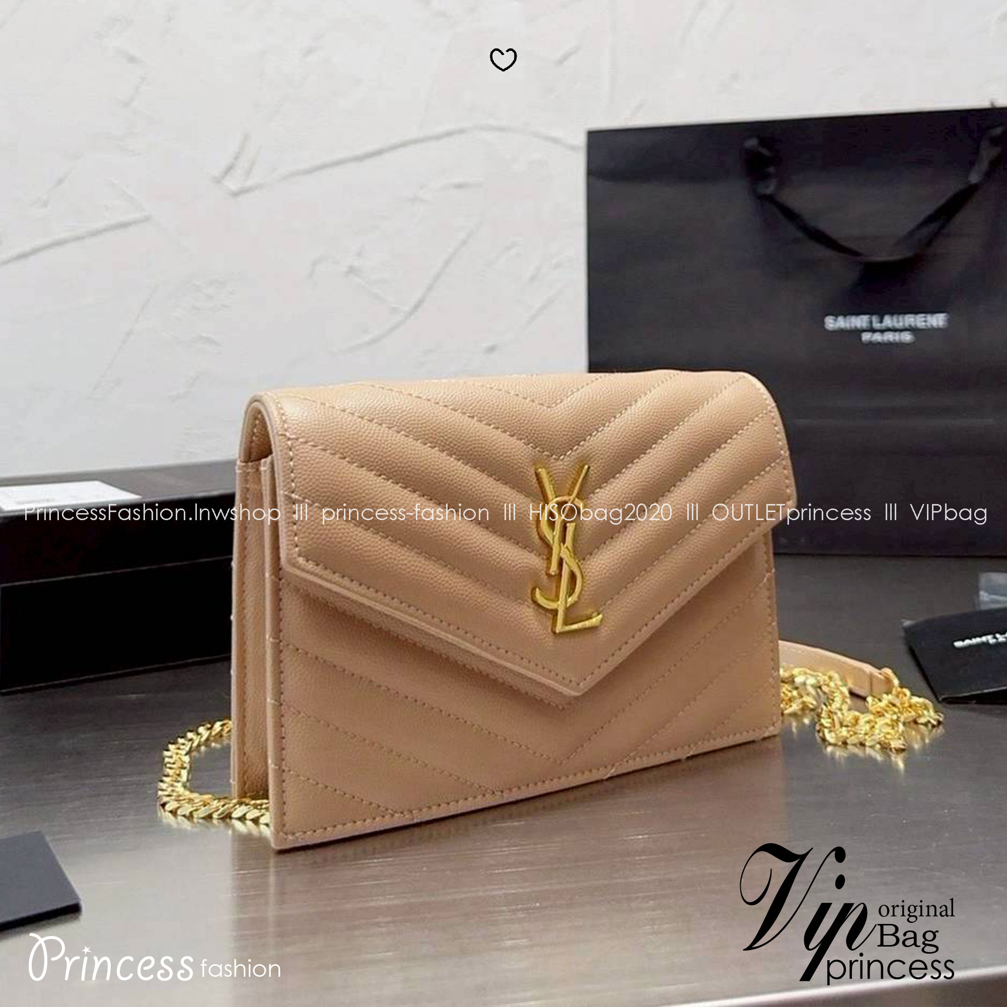 YSL Envelope Woc Bag กระเป๋าสะพายรุ่นในตำนาน ดีไซน์เรียบหรู โดดเด่นด้วยโลโก้ด้านหน้า เพิ่มดีเทลความผู้ดี