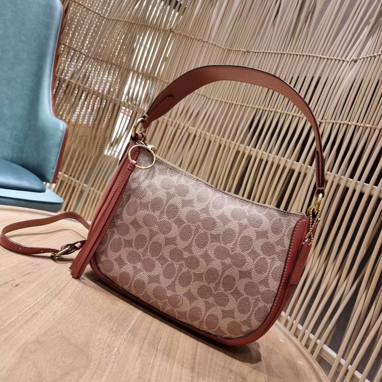 COACH 52577 SUTTON CROSSBODY IN SIGNATURE CANVAS กระเป๋าสะพายไหล่ สวยคลาสสิค สไตล์วินเทจ ใบใหญ่จุใจ วัสดุหนังแคนวาสเคลือบลาย สายคล้องไหล่ในตัว ภายในโล่งกว้าง จุของได้เยอะแน่นๆ มาพร้อมสายสะพาย crossbody ที่จะถอดออก หรือจะสะพายก็เก๋ สวยโดดเด่นแน่นอน พร้อมเส