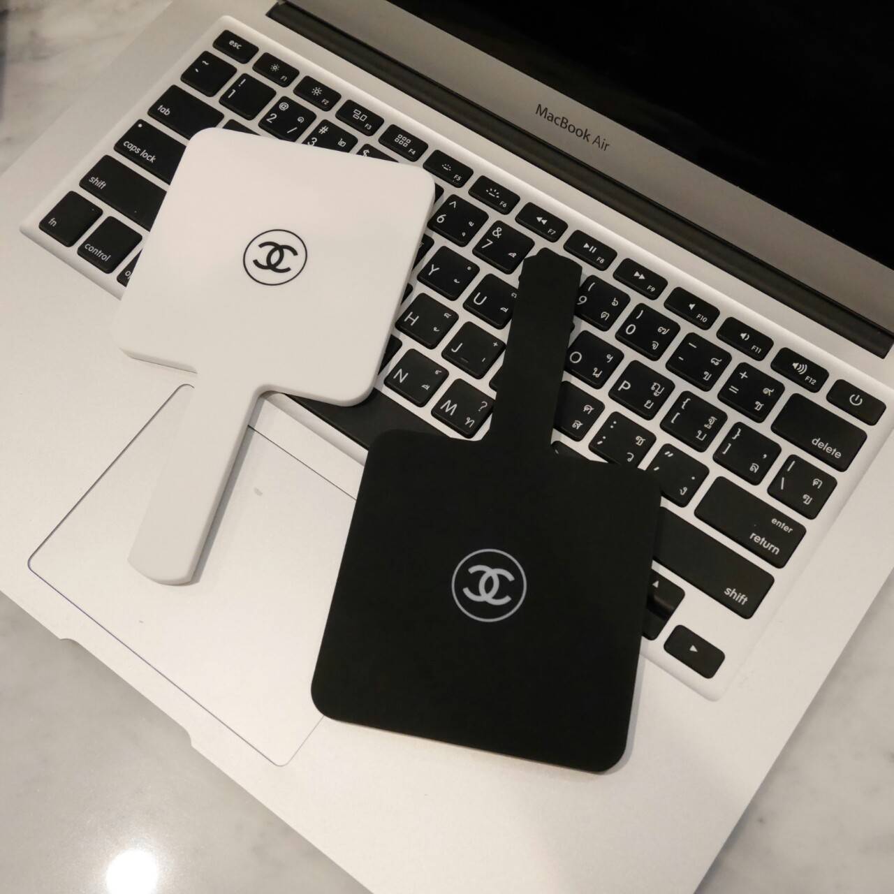 มีกระจกดีดีสักชิ้น ไว้พกติดตัวกันหรือยังคะสาวๆ? ทางร้านขอแนะนำ Chanel xoxo mirror กระจกแบบถือ ของสมนาคุณ จากแบรนด์ เครื่องสำอางค์ Chanel ตัวกระจกมีขนาดกะรัด ถือง่าย พกพาสะดวก ด้านนอกผิวลื่นเคลือบด้านสบายมือ ปั้มโลโก้แบรนด์ ด้านในเป็นกระจกใส จะส่องกี่ครั้ง