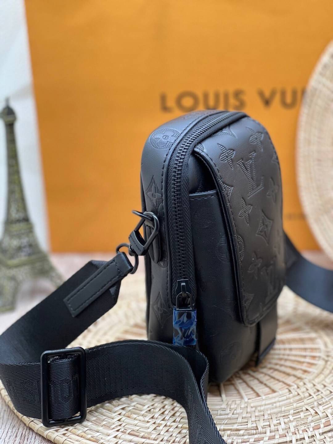 LV Double Phone Pouch NM / LV Phone bag Black Monogram Shadow Cowhide leather trim เกรดออริจินอล ใช้ได้ทั้งผู้หญิงผู้ชาย พร้อมส่งที่ไทย ภาพสินค้าถ่ายจากงานขายจริง ใช้งานต่างประเทศได้