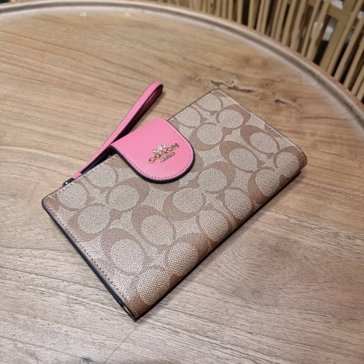 พร้อมส่ง 7 สี COACH C2874 TECH WALLET IN COLORBLOCK SIGNATURE CANVAS จัดให้สีใหม่ก่อนใคร!! ดีไซน์ใหม่ คอลเลคชั่นสวยหรู กระเป๋าสตางค์พร้อมสายคล้องมือ ง่ายต่อชีวิตมากจ้า!! มันดีอะไรเบอร์นี้ ใส่ได้ทั้งบัตร และโทรศัพท์ก็ใส่ได้ทุกรุ่น แถมยังมีช่องซิปแยกไปอีก ช