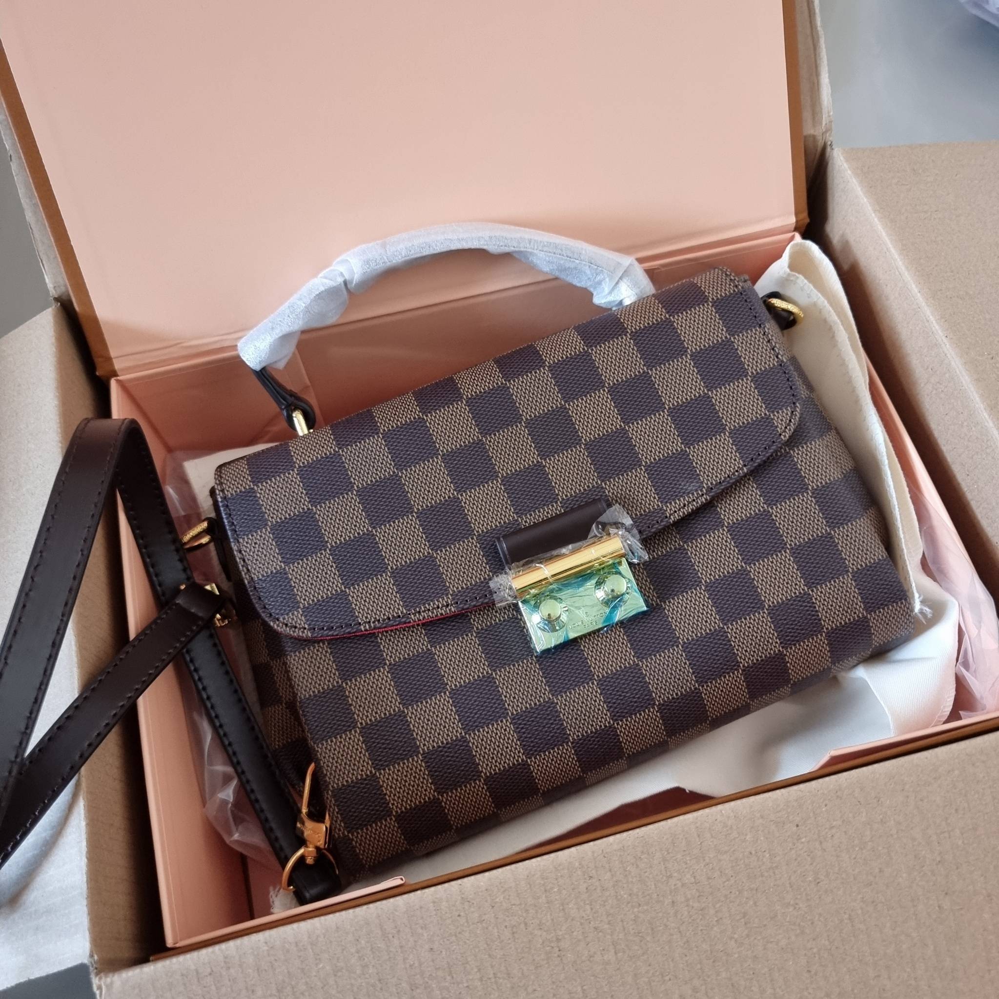 LV CROISETTE CROSSBODY BAG ให้สาวๆได้สวย ในราคาจับต้องได้ กับกระเป๋าสะพายข้าง ดีไซน์ลวดลายตารางเอกลักษณ์ คลาสสิคแต่ดูผู้ดี วัสดุหนังแคนวาส เปิด-ปิดด้วยตัวล็อคแน่นหนา ภายในโล่งกว้าง ใส่ของสำคัญได้ครบถ้วน สายสะพายถอดออกได้ ปรับได้ มีหูจับในตัว ถือเก๋ๆ หรือจ