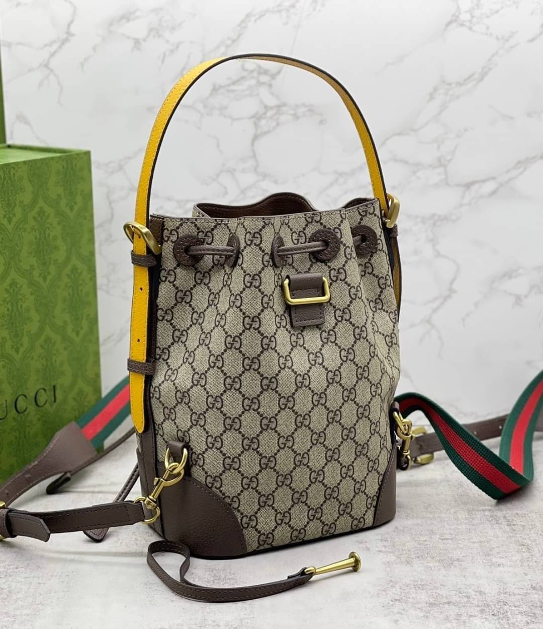 GUCCI Neo Vintage GG Supreme backpack กระเป๋าถือ ปรับใช้เป็นกระเป๋าเป้สะพายหลังได้ ดีไซส์วินเทจ แถบข้างเหลืองสวยเด่น ขนาดกำลังสวย ใส่ของได้เยอะ แบบลิมิเต็ดสุดๆ คลาสสิคไม่มีเบื่อ everyday bag เหมาะมากๆ