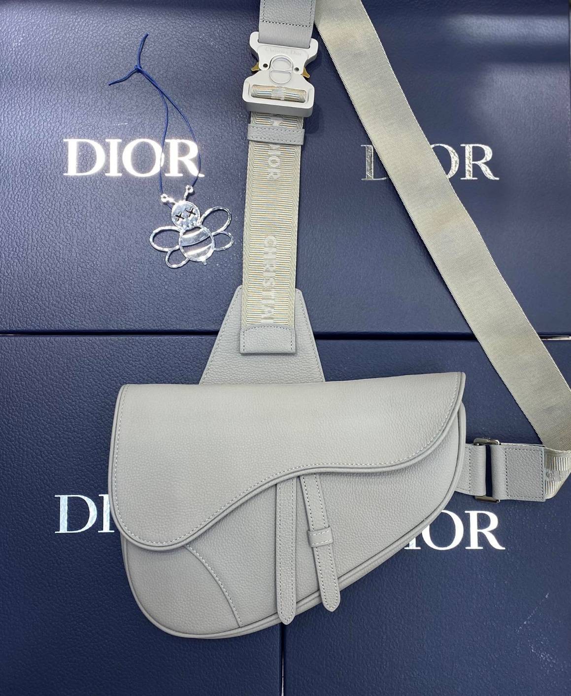 หนังแท้ CHRISTIAN DIOR SADDLE BAG GRAY Grained Calfskin พร้อมส่งที่ไทย ออริจินอลหนังแท้ทั้งใบ ภาพสินค้าถ่ายจากงานขายจริง ใช้งานต่างประเทศได้