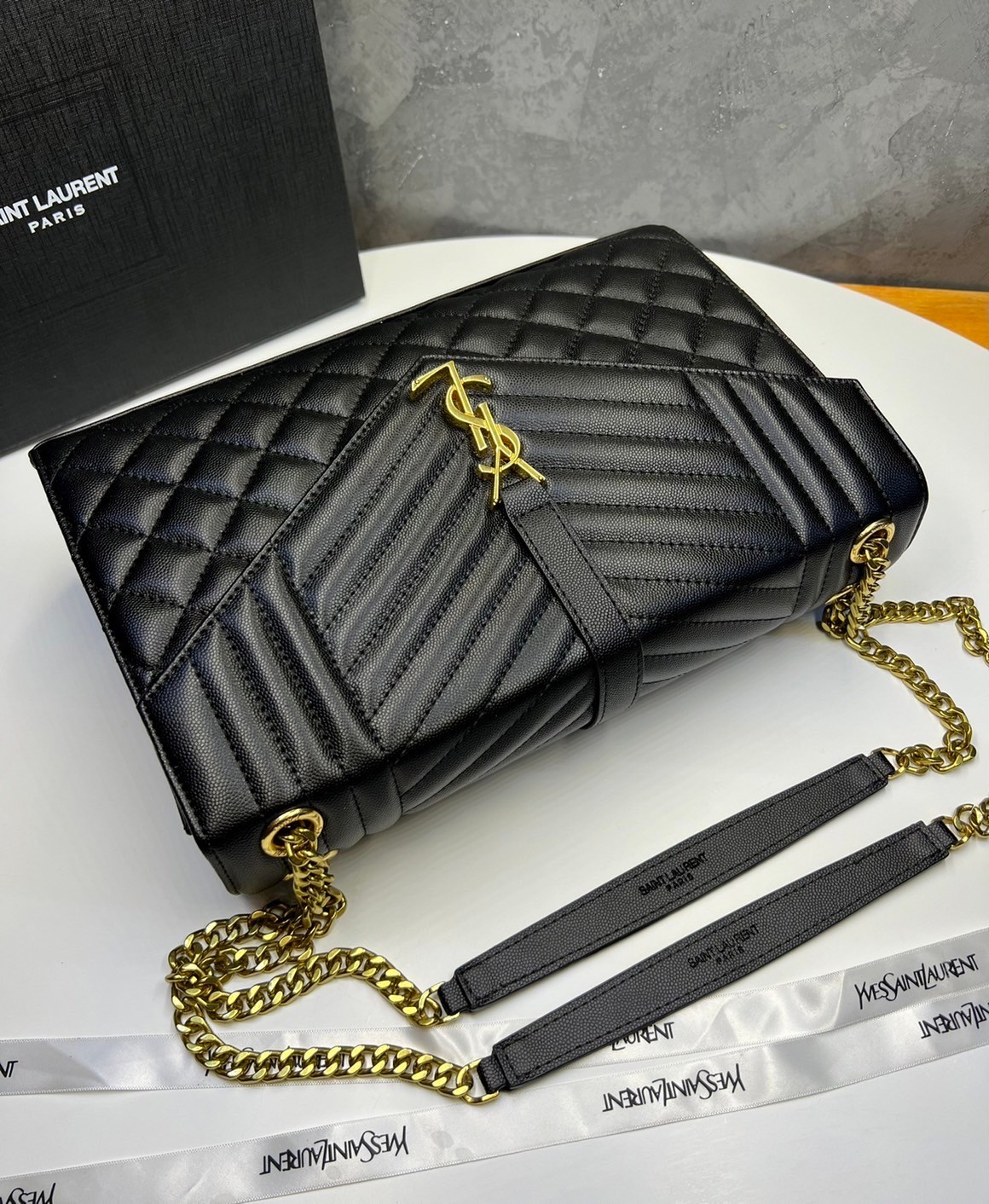 หนังแท้ YSL Saint Laurent Large Cassandra quilted shoulder bag กระเป๋าสะพายใบใหญ่ ดีไซน์ทรงสวยหรู ตอบโจทย์ได้ทุกสไตล์ ภาพสินค้าถ่ายจากงานขายจริง ใช้งานต่างประเทศได้