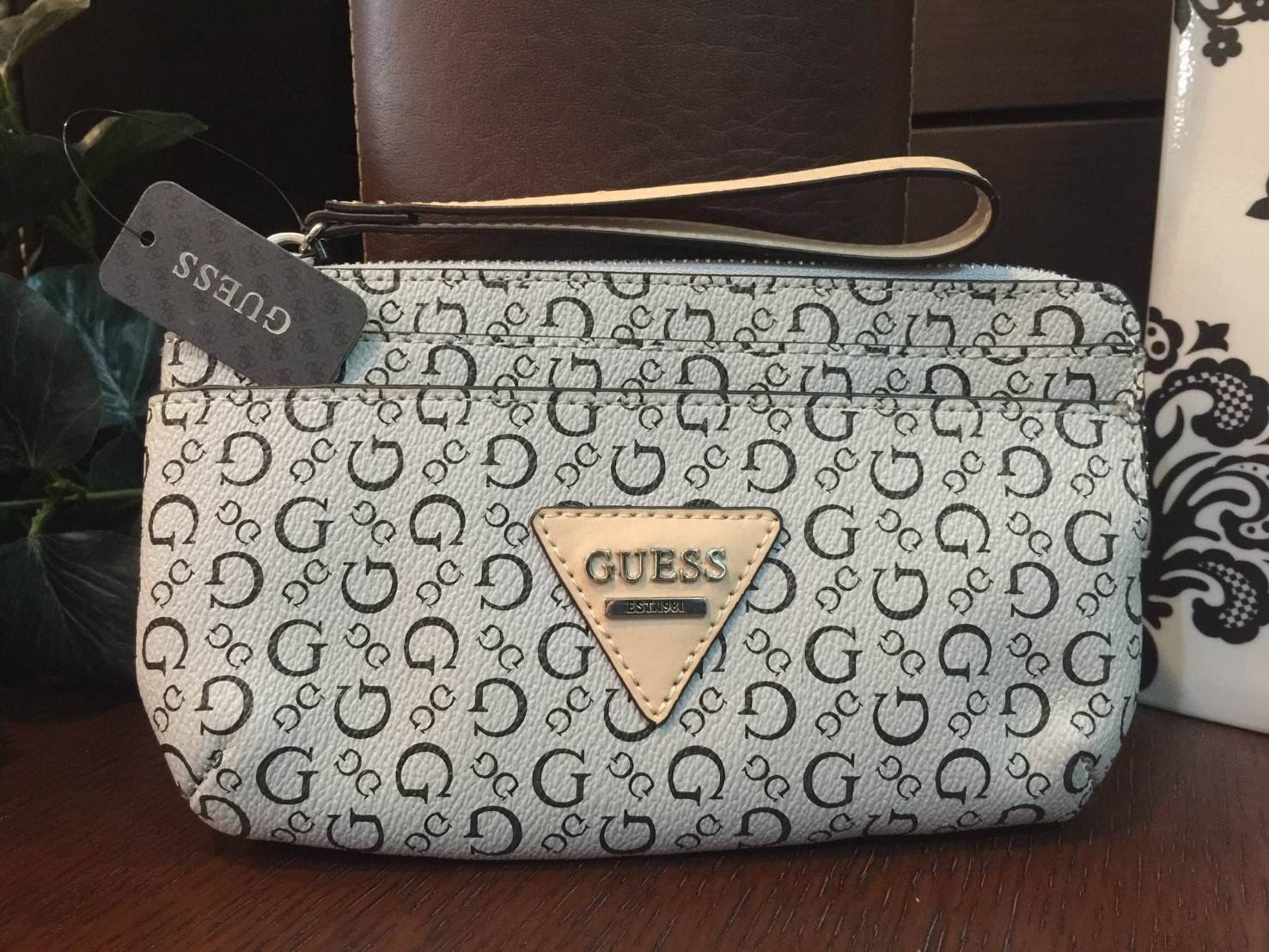 มาแว้วว! รอบนี้ห้ามพลาดนะคะ! GUESS LEATHER CLUTH BAG กระเป๋าคลัชรุ่นใหม่ล่าสุดหนังเรียบปั้มลาย G สวยอยู่ทรงดูแลรักษาง่าย มีสายคล้องมือ เปิดปิดด้วยซิปสะดวกใช้ ด้านหน้าประดับโลโก้แบรนด์อะไหล่เงิน ภายในมีช่องใส่บัตร สามารถใส่แบงก์พัน / บัตรเครดิต / iphone7+ 