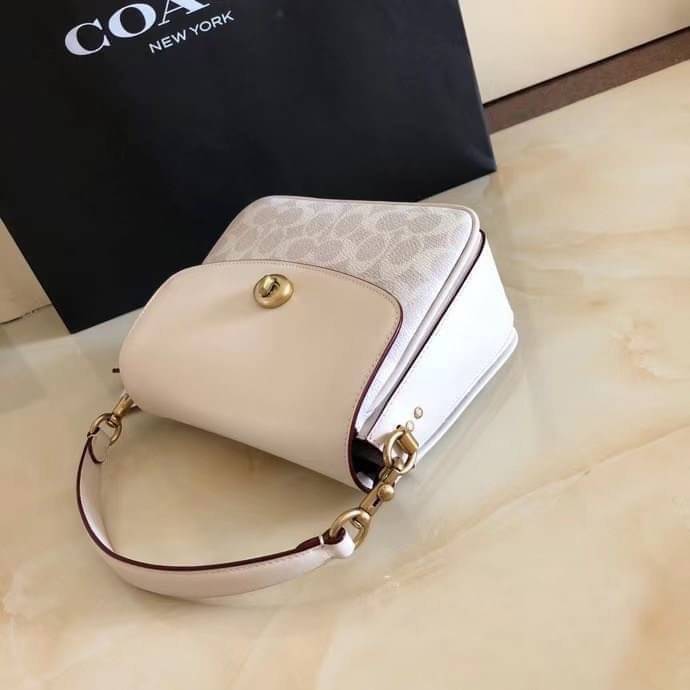 3สาย Coach 89089 Cassie Crossbody 19 In Signature Canvas เรียบหรู ดูดี ต้องไอเท็มนี้เลยจ้า กระเป๋าถือ/สะพายข้าง สุดพิเศษ!! มีสายมาให้ถึง 3 แบบ!! สลับใช้แมทช์ตามสไตล์ได้เลย วัสดุหนังแคนวาสสลับหนังเรียบ เปิด-ปิดด้วยตัวบิดล็อค ภายในแบ่งสัดส่วนอย่างดี ใส่ของไ