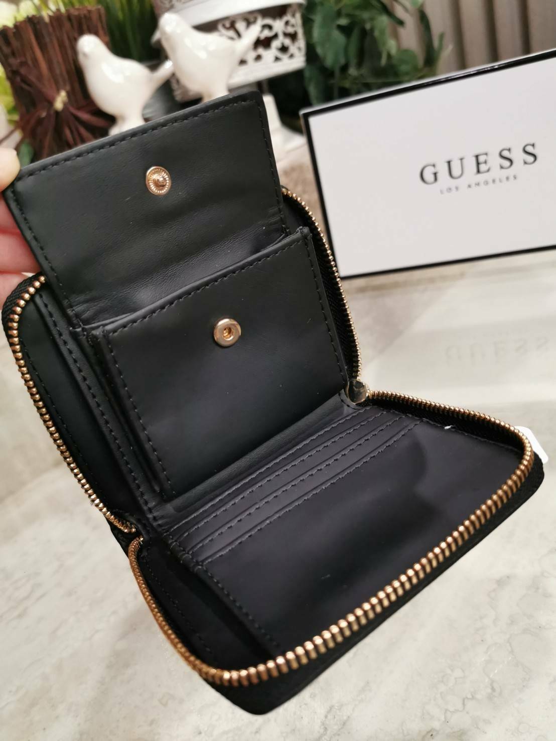 NEW ARRIVAL! GUESS FACTORY WOMEN'S SHORT WALLET กระเป๋าสตางค์สั้นรุ่นใหม่ล่าสุดไอเท็มแนะนำวัสดุหนังปั้มโลโก้รอบใบสวยอยู่ทรงด้านหน้าประดับโลโก้แบรนด์ ภายในมีทั้งช่องใส่ธนบัตร ช่องใส่เหรียญ ช่องใส่บัตรหลายช่อง ใส่เเบงก์พันได้ค่ะ ภาพถ่ายจากสินค้าจริงมาพ