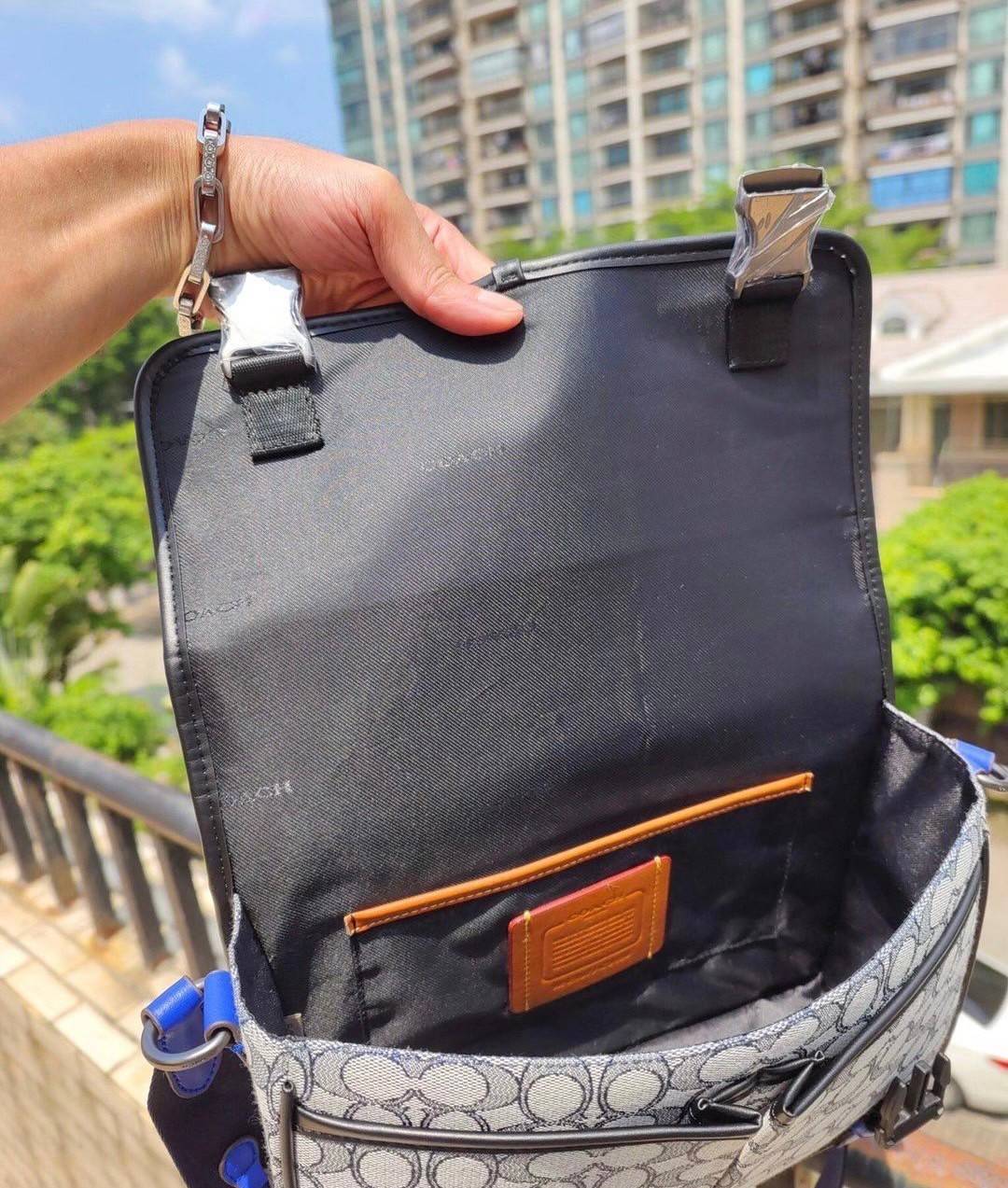 Coach C9158 League Messenger Bag Crossbody Sling Bag ใหม่ล่าสุด คอลที่หนุ่มๆก็ต้องใจละลายไม่แพ้สาวๆ กับกระเป๋าสะพายทรงแมสเซนเจอร์ ดีไซน์ทรงคลาสสิคใช้งานง่าย ดีเทลน้อยแต่มาก!! ดูดีดูแพงเกินเบอร์ไปเลย ภายในเป็นช่องโล่ง มีช่องแยก แบ่งสัดส่วนได้ดีมากๆ มาพร้อม