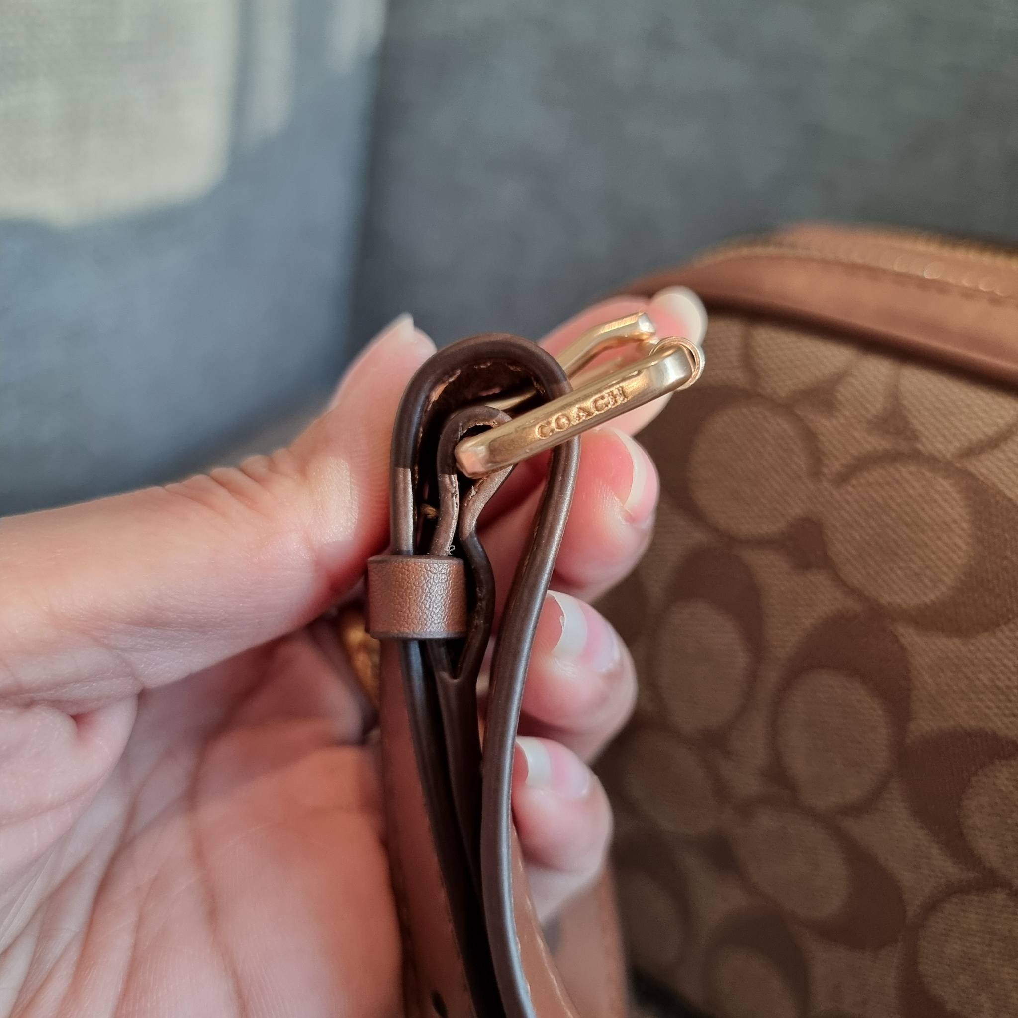 OUTLET 】COACH F68168 JES CROSSBODY IN SIGNATURE CANVAS รุ่นยอดฮิต!! กระเป๋าสะพายข้าง รุ่น 2 ซิป ใบใหญ่จุใจ สีคลาสสิคขายดี!! วัสดุหนังแคนวาสเคลือบลาย เปิด-ปิดด้วยซิป 2 ช่องหลัก ใช้งานง่าย ทรงสวยมากๆรุ่นนี้ มาพร้อมสายสะพาย crossbody ปรับได้ตามตัว ภายในใส่ขอ