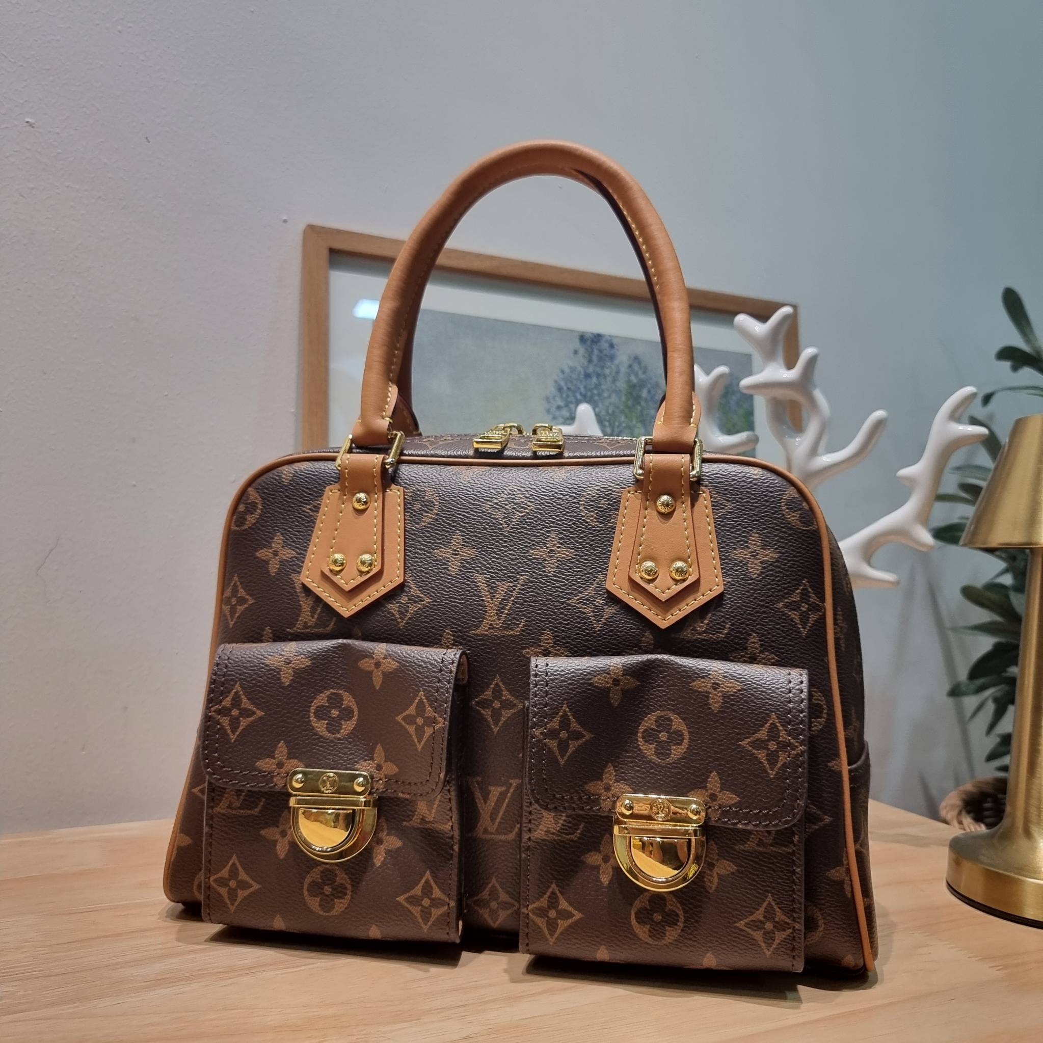 LV Manhattan Pm Monogram Handbag / LV MANHATTAN HANDBAG กระเป๋าถือทรงผู้ดี คลาสสิค สวยหรู ไซส์กำลังสวย ราคาแสนดี ดีไซน์ตกแต่งกระเป๋าเล็กด้านหน้า ใส่ของจุกจิกได้