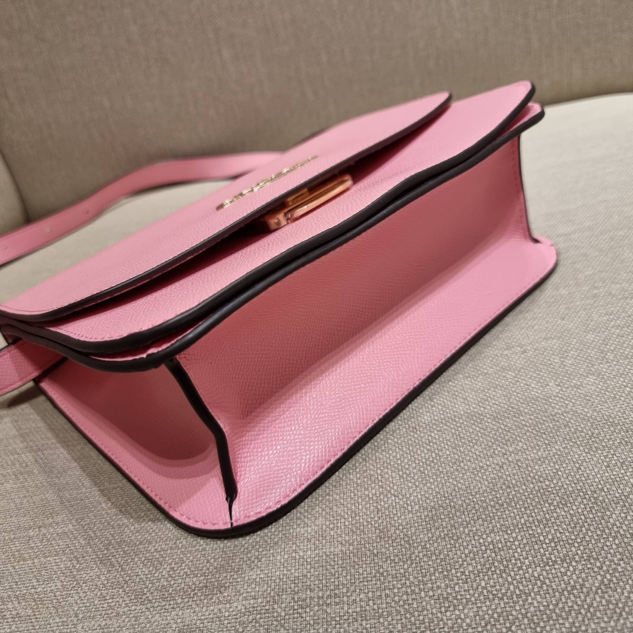 COACH C5632 BRYNN FLAP CROSSBODY แซ่บที่สุด ใหม่ที่สุด!! คอลเลคชั่นใหม่!! มองยังไงก็หลงรักละสายตาไม่ไหว กระเป๋าสะพายข้างลุคไฮน์ ที่ดีไซน์ออกมาได้ปัง และดูแพงมากๆ ด้วยดีเทลคลาสสิค รูปทรงใช้งานง่าย เรียบๆแต่มีดีเทล วัสดุหนัง crossgrain สวยคม!!! เปิด-ปิดด้วย