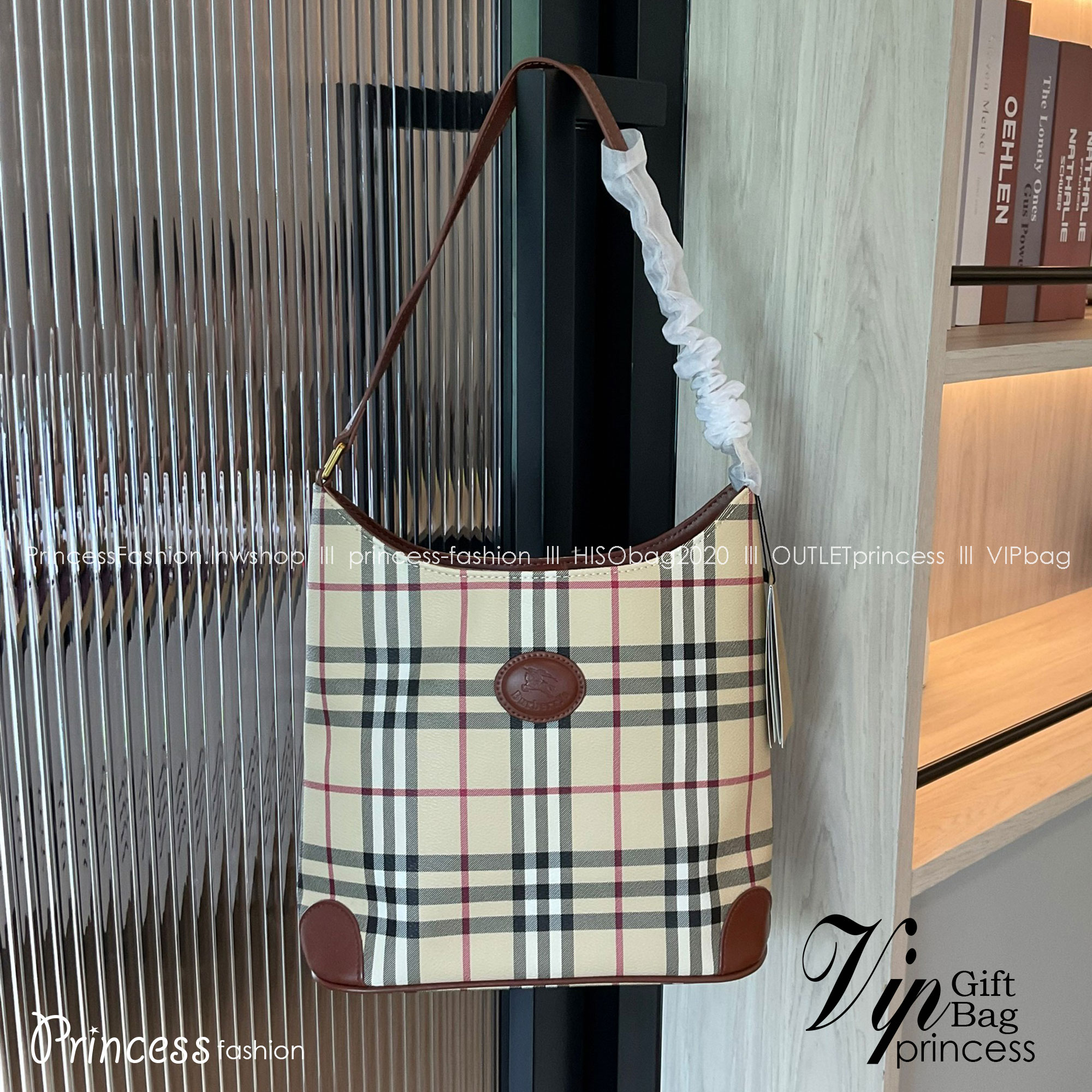 BURBERRY VINTAGE SHOULDER BAG กระเป๋าสะพายไหล่ วัสดุหนังPVC ทรงสูง อยู่ทรง ประดับโลโก้และตัดขอบด้วยหนังแท้สีน้ำตาลเข้ม