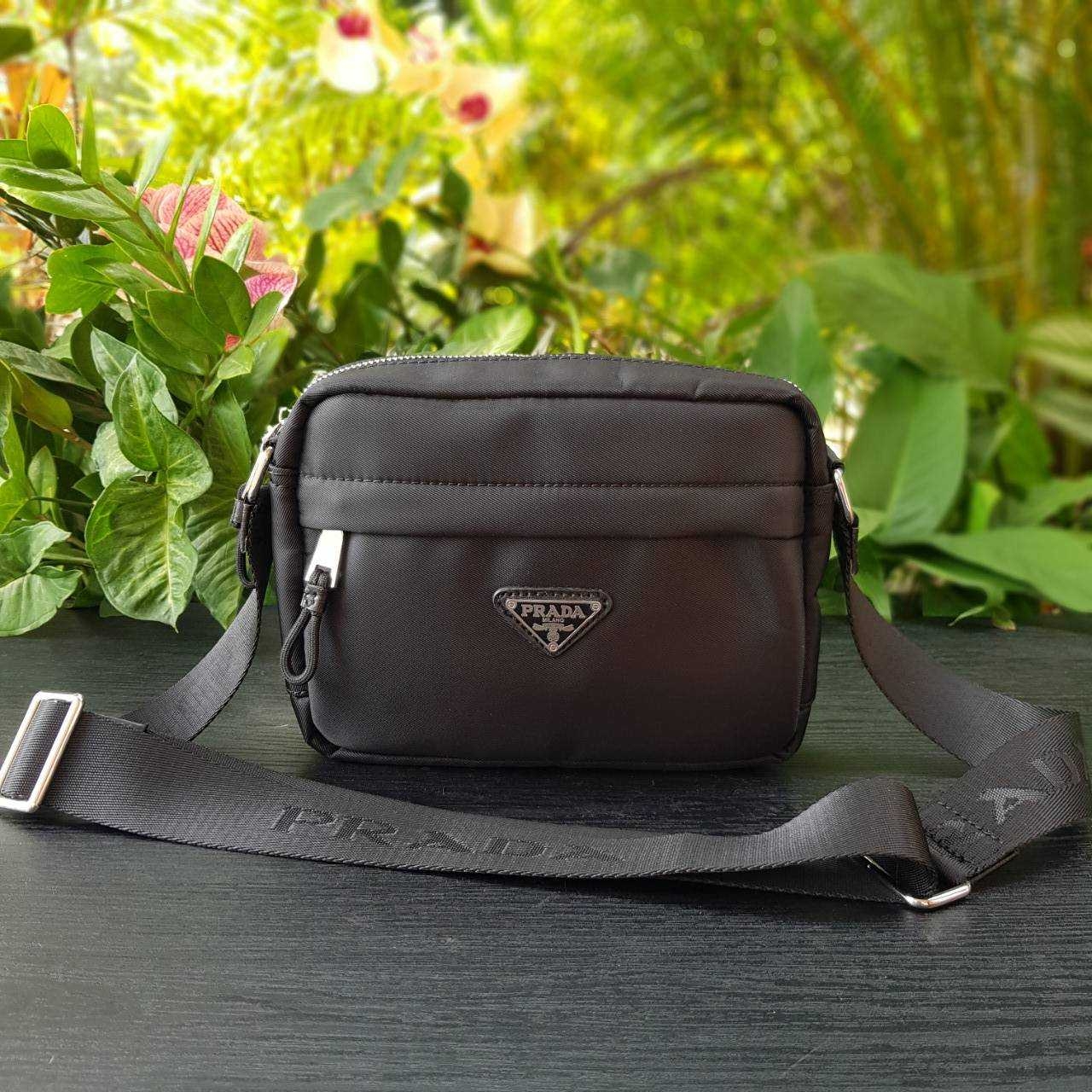 PRADA RE-NYLON MESSENGER BAG BLACK กระเป๋าสะพายทรง Messenger รุ่น Unisex ขนาดกำลังดี ดีไซน์เรียบ แต่หรูหรา สไตล์ Prada สายสะพายยาวปรับระดับได้ สามารถสะพายไหล่ และครอสบอดี้