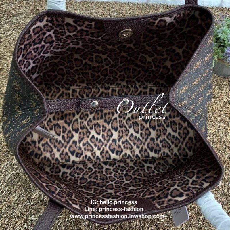 GUESS VICKY TOTE SET สุดคุ้ม ซื้อ1ได้ถึง2 ค่ะ!! กระเป๋าหิ้วหรือสะพายไหล่ทรง Tote วัสดุหนังนิ่ม น้ำหนักเบามากค่ะ ด้านหน้ามีโลโก้แบรนด์ เปิดปิดกระเป๋าแบบกระดุมแม่เหล้ก มีที่รวบเก็บทรงกระเป๋า ภายในโล่ง กว้าง ใส่ของได้จุค่ะ
