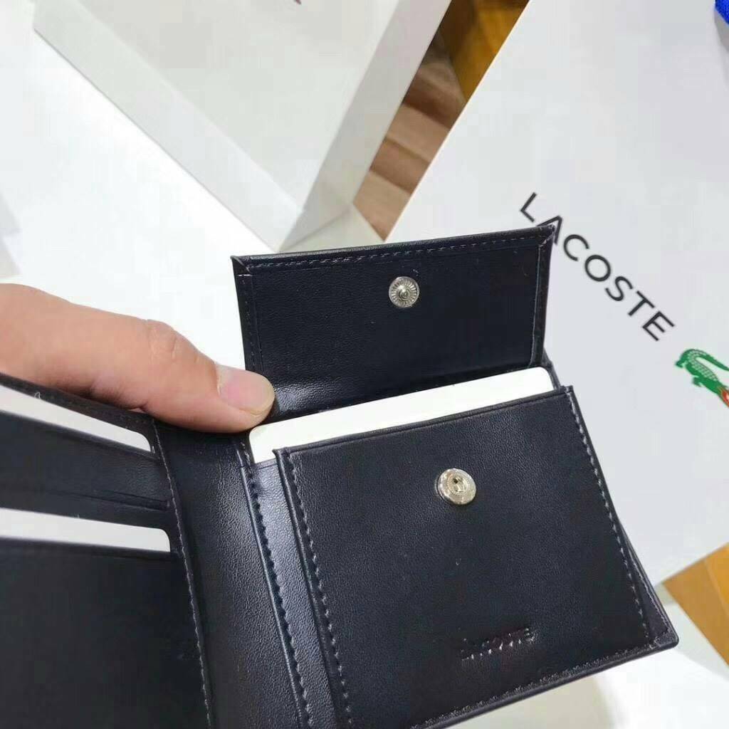 LACOSTE MEN'S Black Wallet And Key Ring Set ในเซตประกอบด้วยกระเป๋าสตางค์แบบพับ2ตอนสำหรับผู้ชาย มีช่องใส่บัตร ใส่ธนบัตรและช่องใส่เหรียญแยกเป็นสัดส่วน มาพร้อมพวงกุญแจโลหะจระเข้สัญลักษณ์แบรนด์ น่าใช้มากๆนะคะ