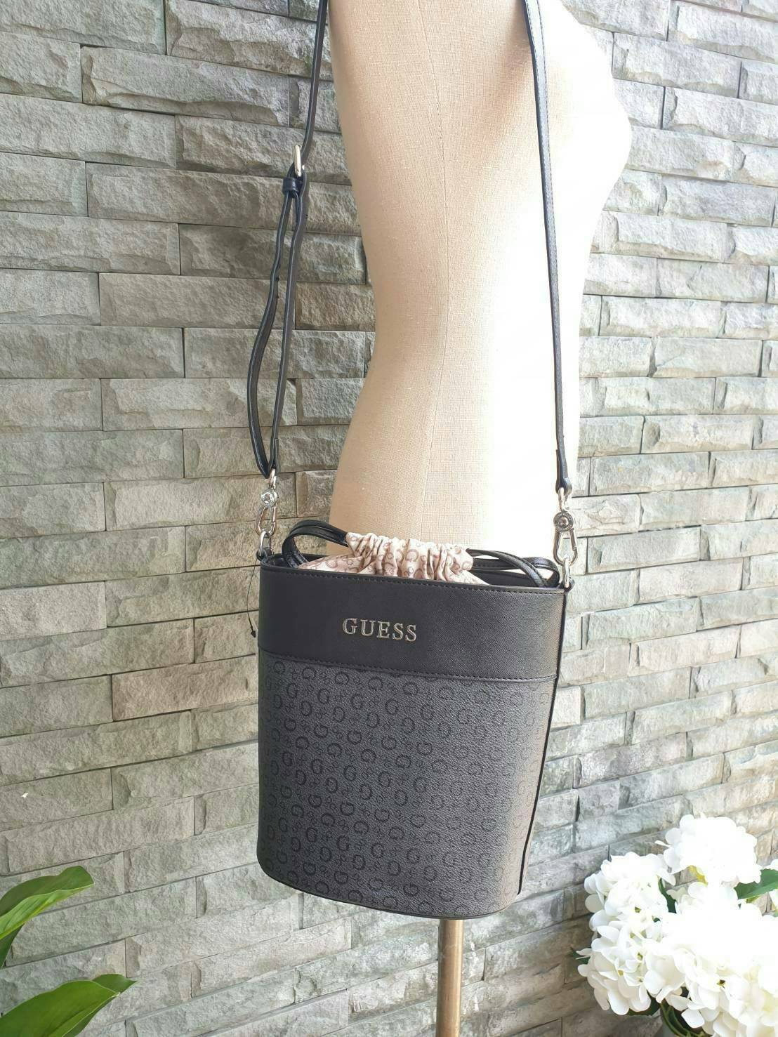 3สี Guess Bucket Bag กระเป๋ารุ่นใหม่ล่าสุด อวดไอเทมแสนเก๋กับกระเป๋าทรงถังสุดน่ารัก พิมพ์ลายรอบใบ วัสดุ Saffiano PU คุณภาพดี นิ่ม น้ำหนักเบา ด้านหน้าประดับด้วยโลโก้แบรนด์สวยโดดเด่น เปิดปิดด้วยเชือกหนังใช้หูรูดปลายเชือกประดับอะไหล่เงินสะดวกใช้ ด้านในโล่งกว้