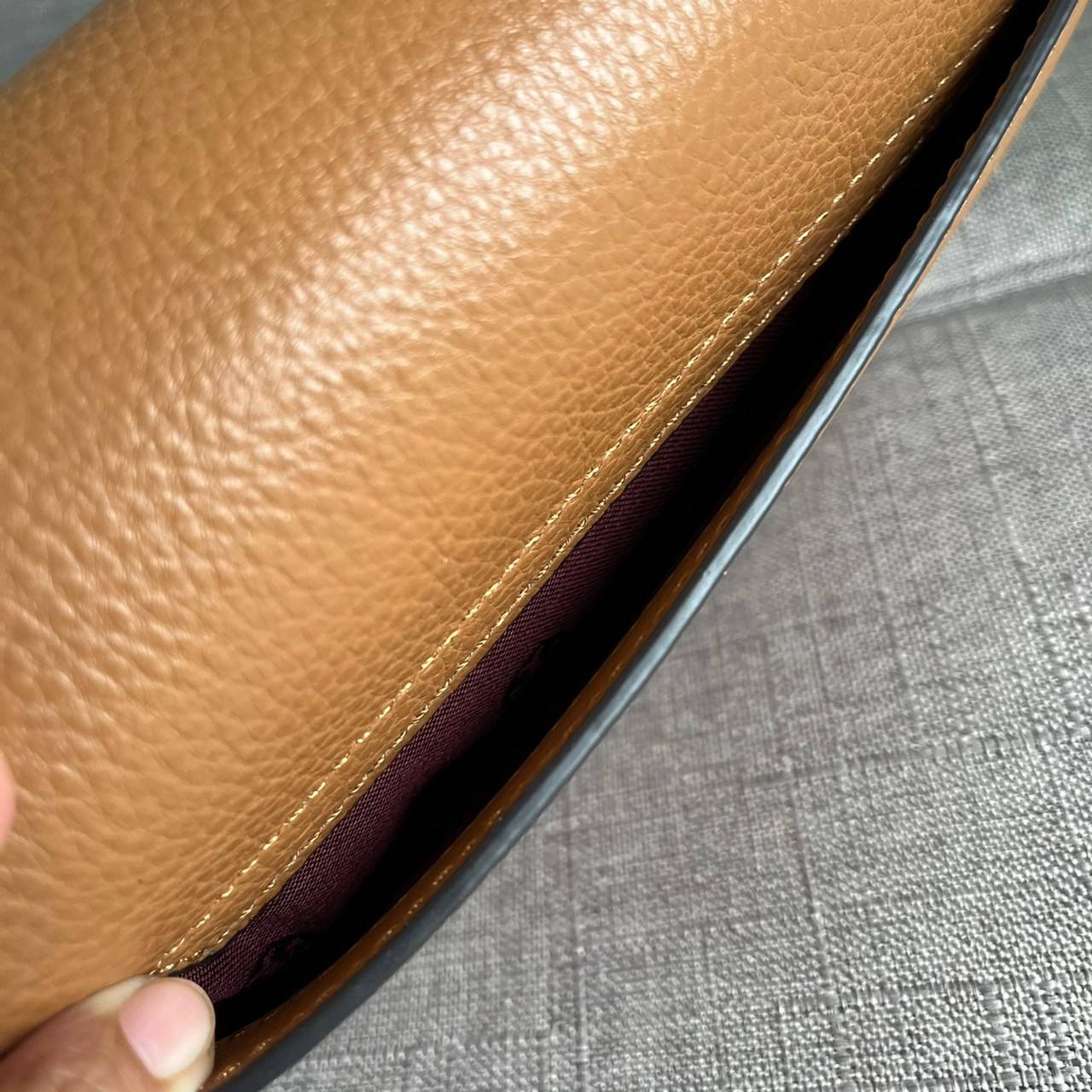 TORY BURCH BRLTTEN SMALL SADDLE BAG / Tory Burch Britten Flap Shoulder Bag กระเป๋าสะพายข้าง วัสดุหนังแกะแท้ ด้านหน้าประดับโลโก้แบรนด์ เปิด-ปิดกระเป๋าแบบกระดุมแป็กแม่เหล็กแน่นหนา ภายในมีช่องหลัก ใส่กระเป๋าเงินใบกลาง มือถือได้ทุกรุ่น มีช่องแยกใส่ของจุกจิกอี