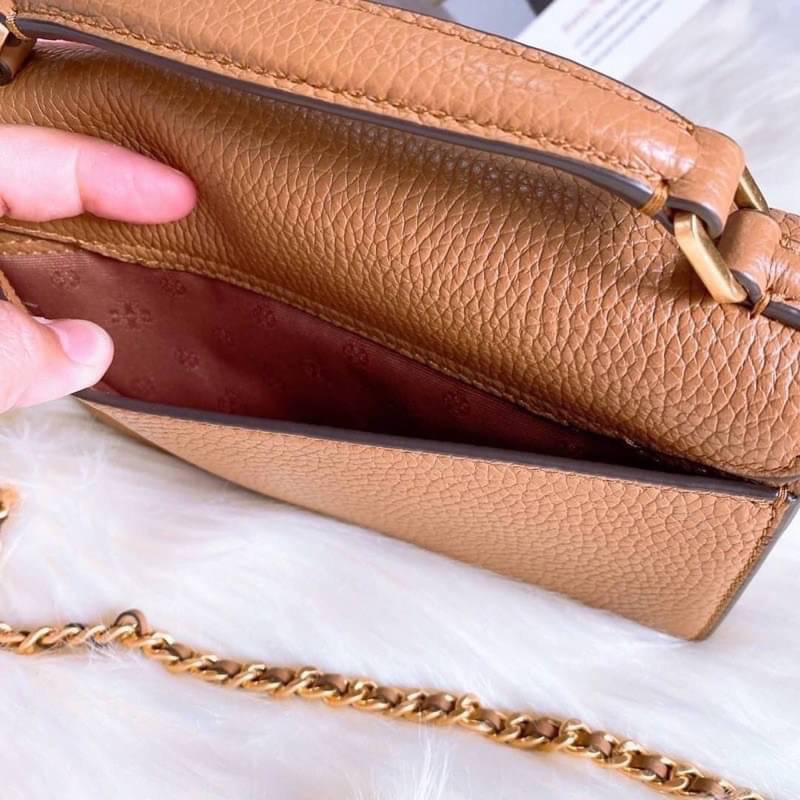 TORY BURCH BRITTEN MINI TOP HANDLE BAG พร้อมส่งที่ไทย กระเป๋าสะพาย Crossbody วัสดุหนังวัวแท้ การออกแบบเรียบง่าย ยังคงความหรูหราเอาไว้ มาพร้อมสายยาวโซ่อะไหล่ทองสลับหนัง ถอดออกได้ ตอบสนองการใช้งานได้ดี มีหูหิ้วด้านบนสามารถใช้งานได้ในหลายโอกาสค่ะ