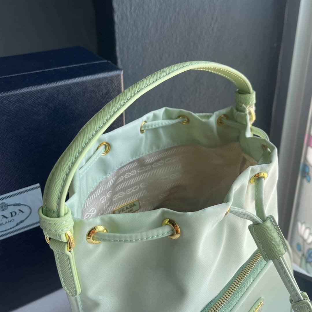 Prada Duet Re-Nylon Bucket shoulder bag / Prada Nylon bucket bag Pastel เกรดใช้สลับใบจริง ออริจินอล ใช้งานต่างประเทศได้ น้องสาวสุดสวยมาให้จับจองอีกหนึ่ง สีพาสเทลน่ารักละมุนมากๆ ค่ะ กระเป๋าสะพายข้าง ทรงขนมจีบ ไซส์มินิ ขนาดน่ารักน่าใช้มาก วัสดุขอบหนังแท้ แล